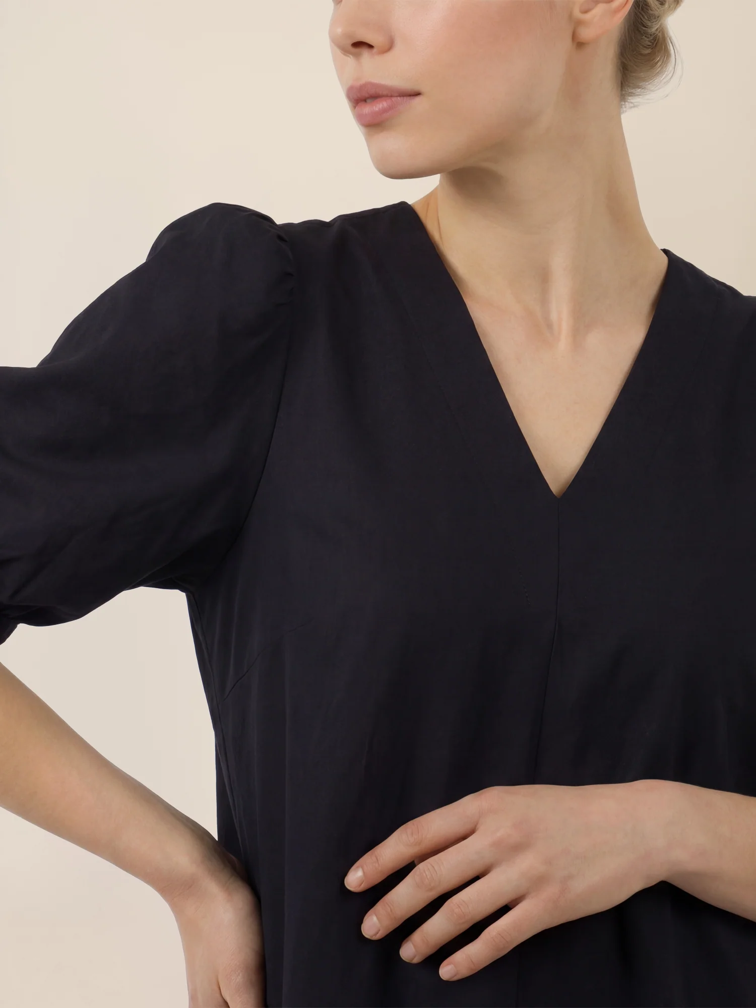 APART Kleid mit Puffärmeln und V-Ausschnitt | schwarz - Image 4