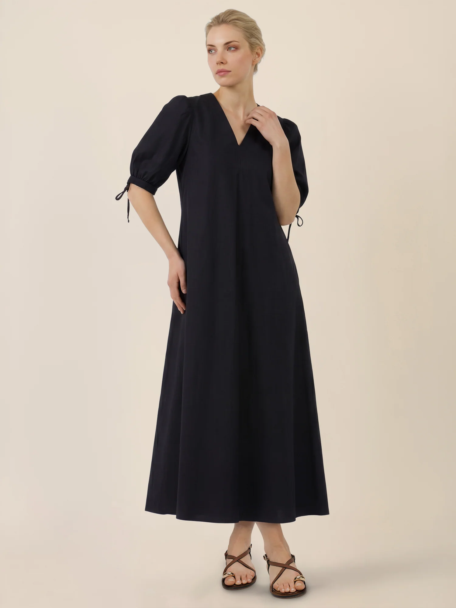 APART Kleid mit Puffärmeln und V-Ausschnitt | schwarz - Image 5