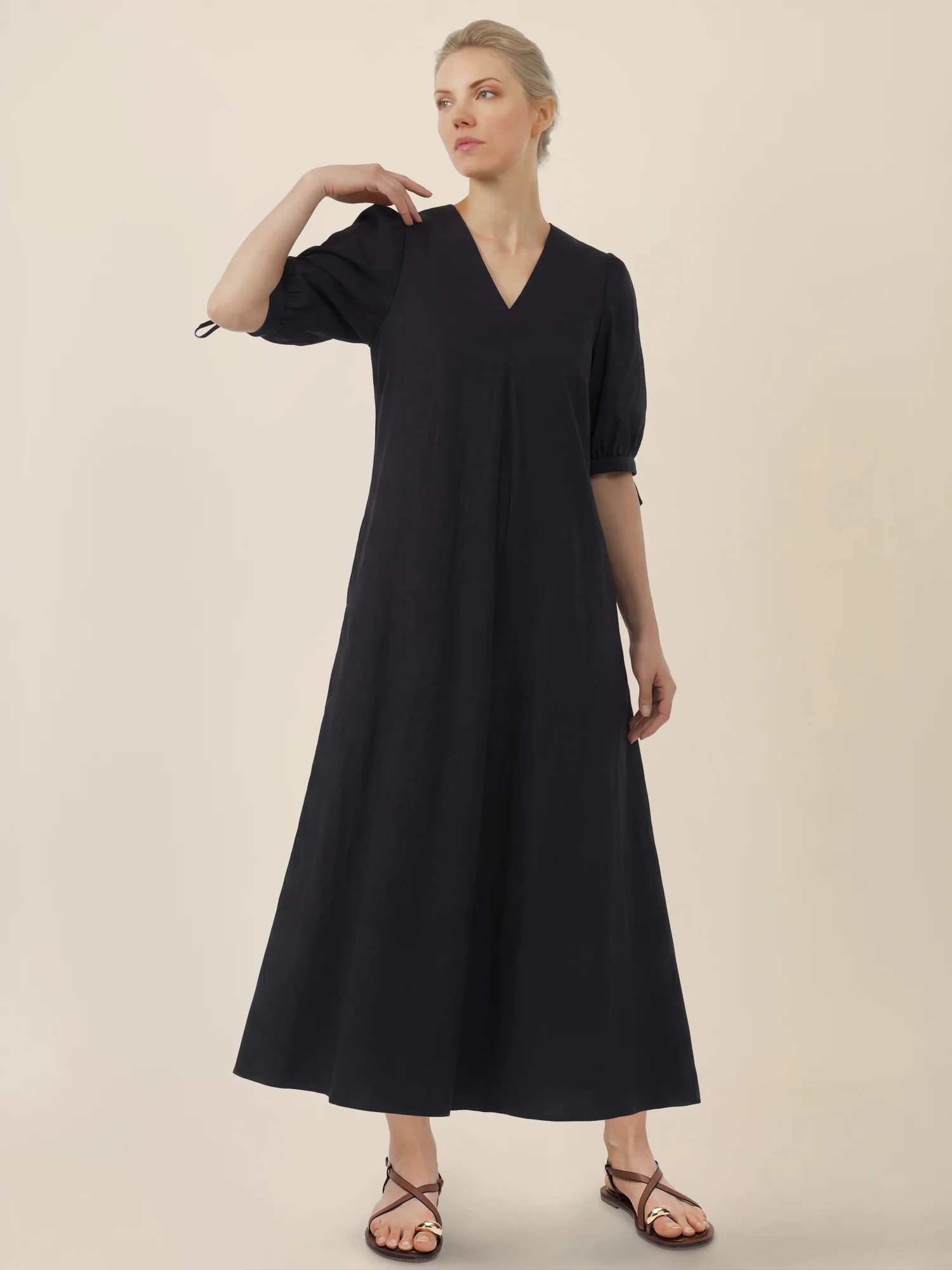 APART Kleid mit Puffärmeln und V-Ausschnitt | schwarz - Image 6