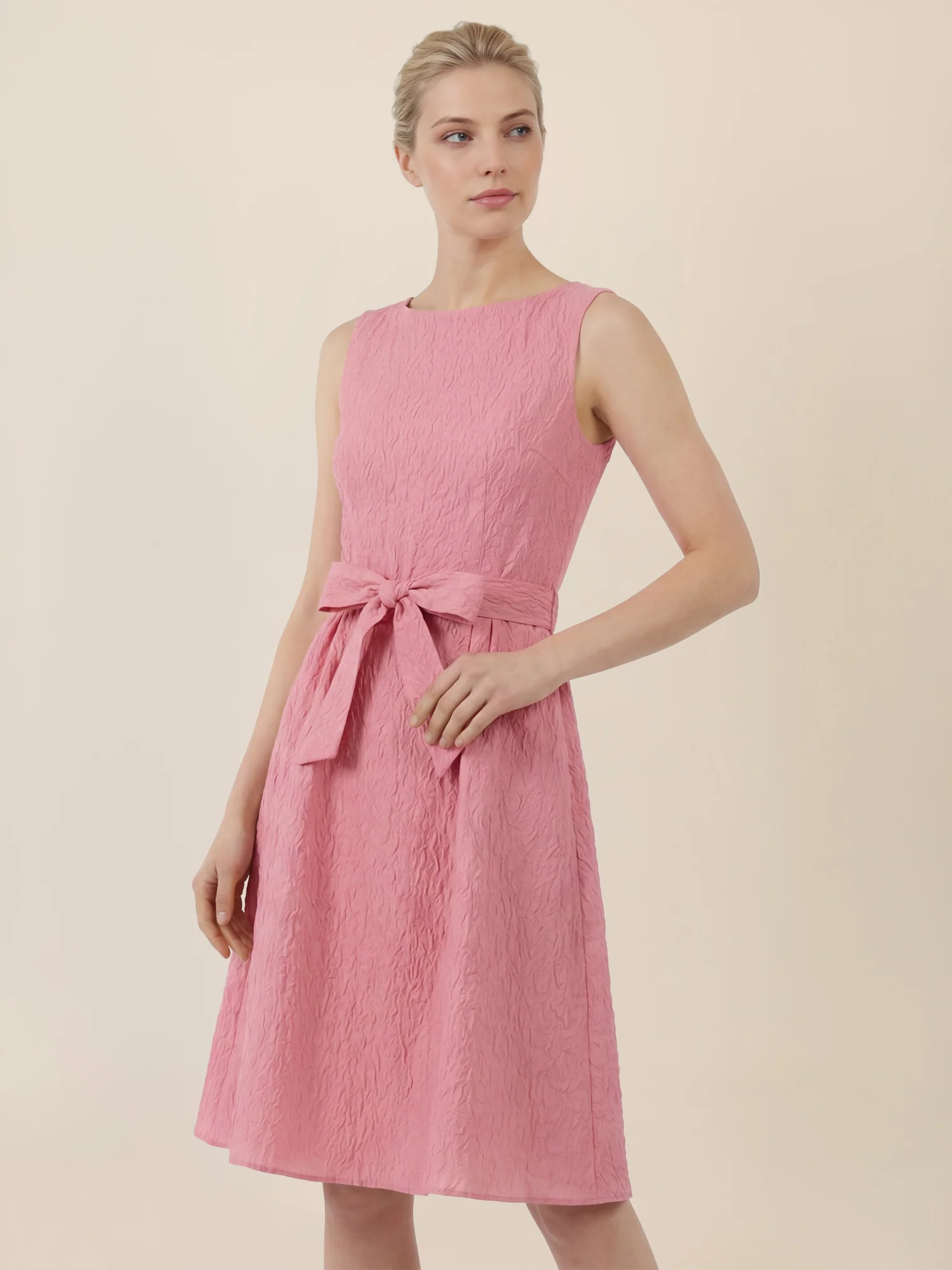 APART Kleid mit Struktur und Taillenschleife | hellrosa - Image 4