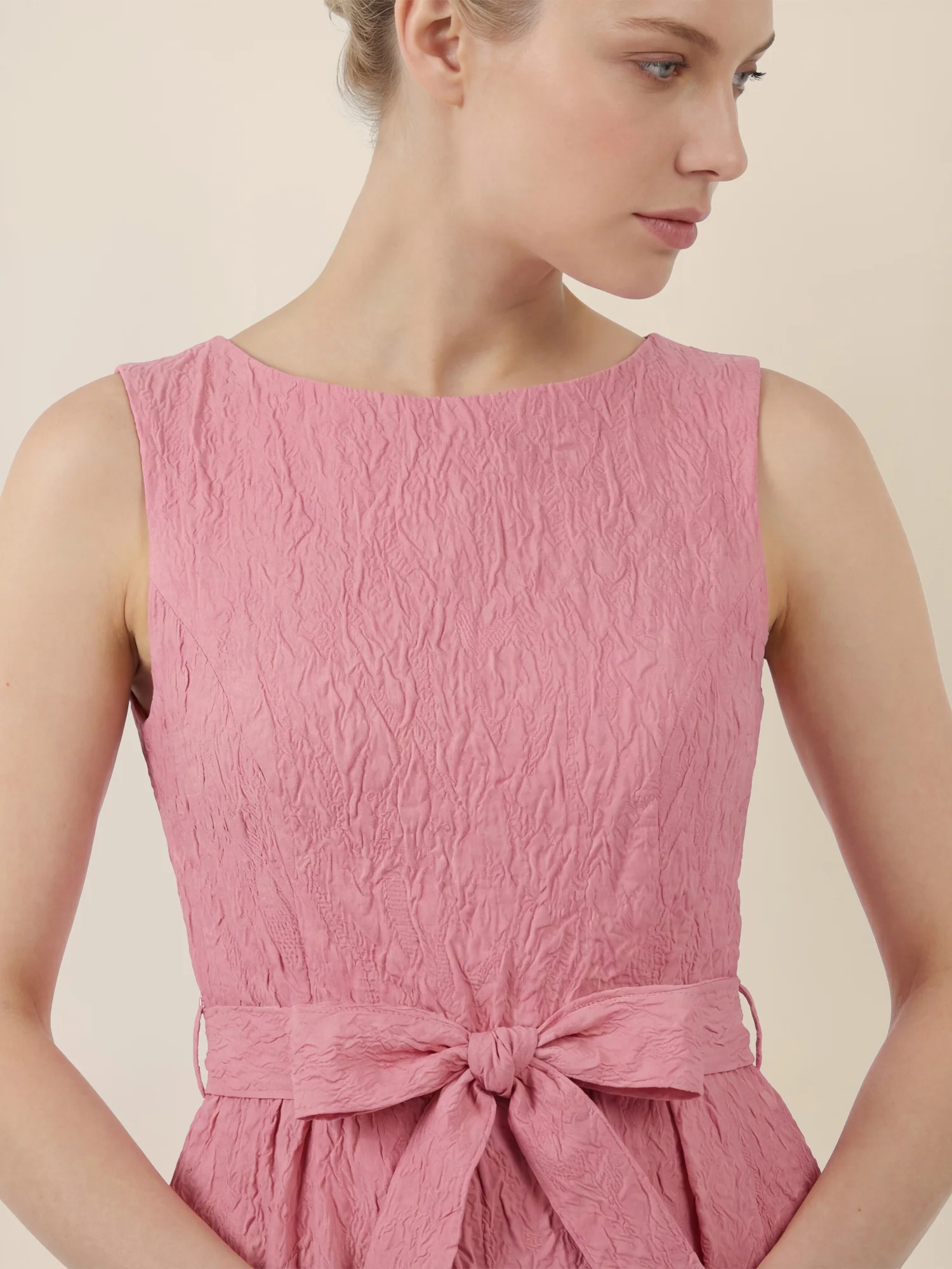 APART Kleid mit Struktur und Taillenschleife | hellrosa - Image 5