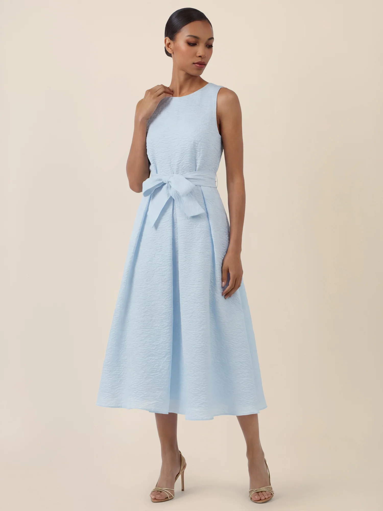 APART Kleid mit Taillenschleife und Struktur | hellblau - Image 5