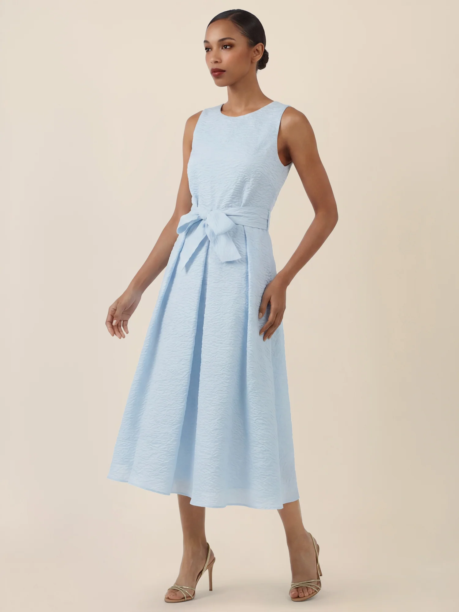 APART Kleid mit Taillenschleife und Struktur | hellblau - Image 6