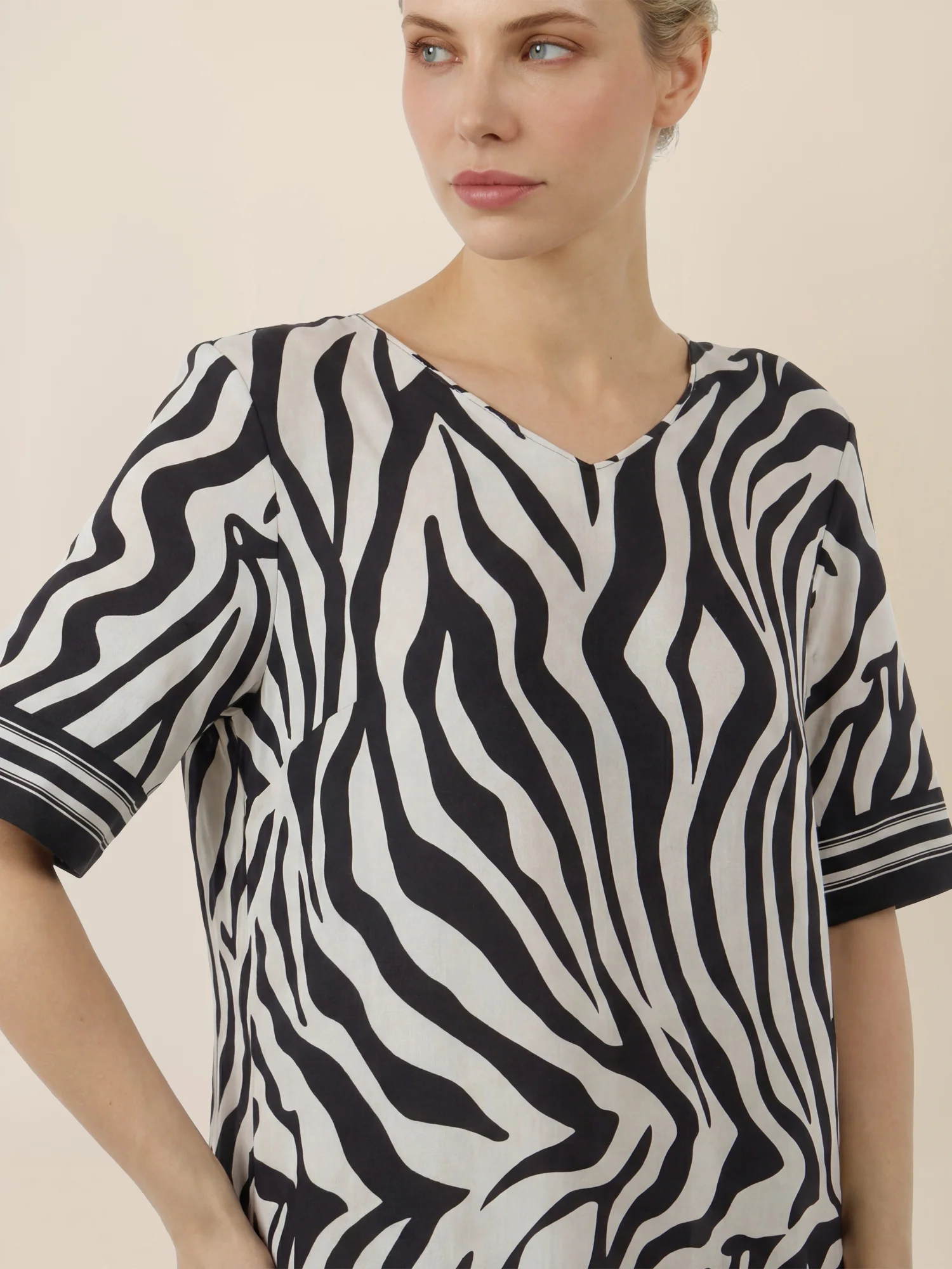 APART Kleid mit Zebra-Muster und V-Ausschnitt | schwarz-creme - Image 4