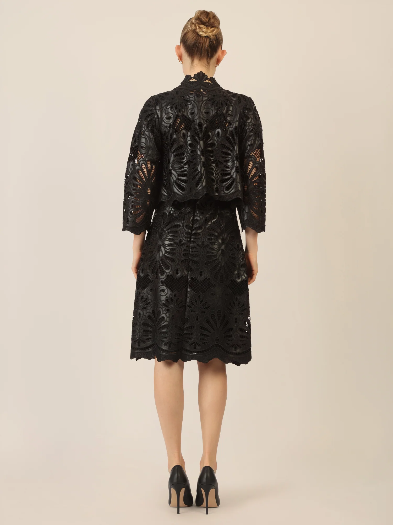 APART Kunstlederjacke mit allover Ornamentenstickerei | schwarz - Image 3