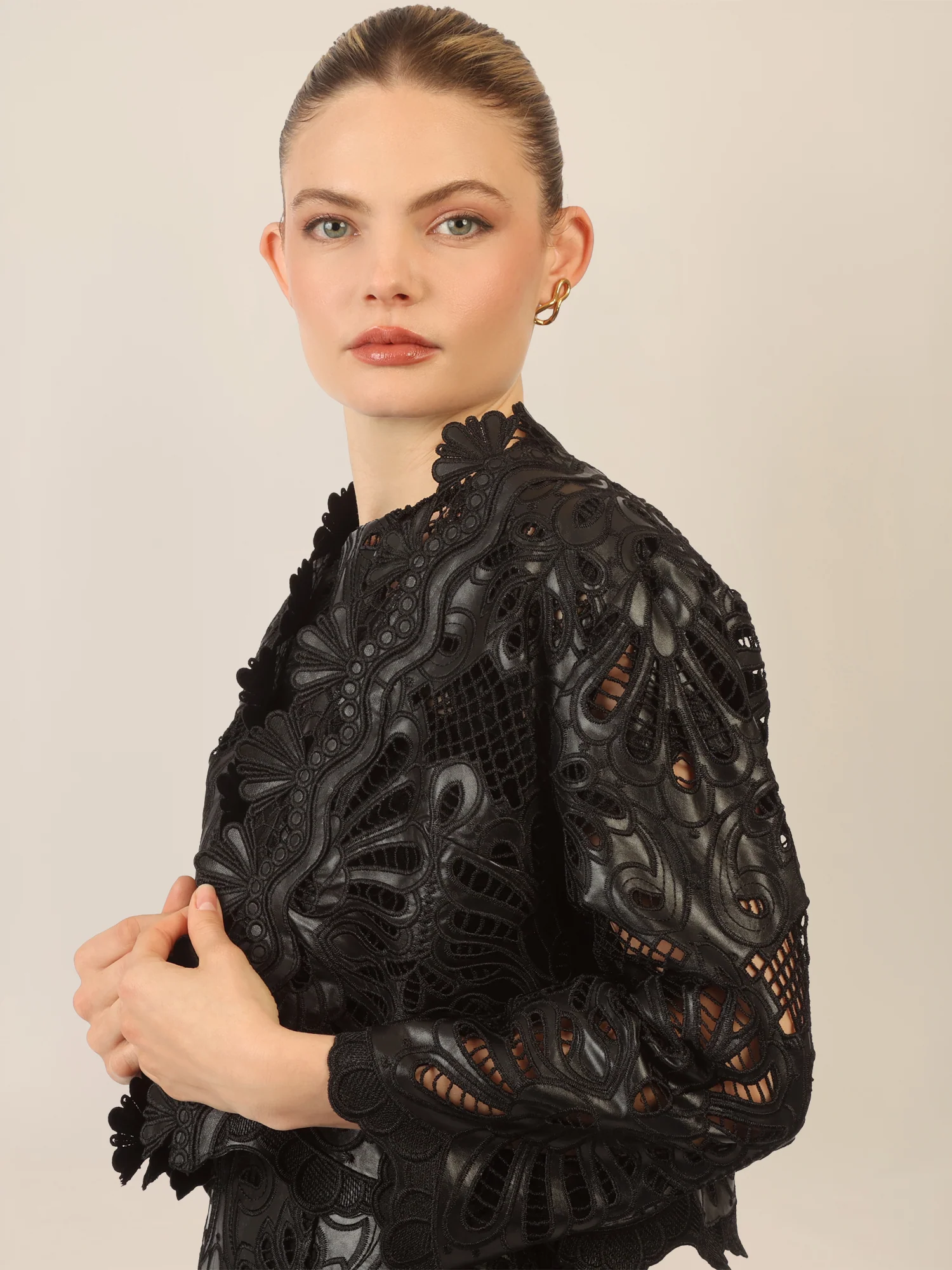 APART Kunstlederjacke mit allover Ornamentenstickerei | schwarz - Image 5