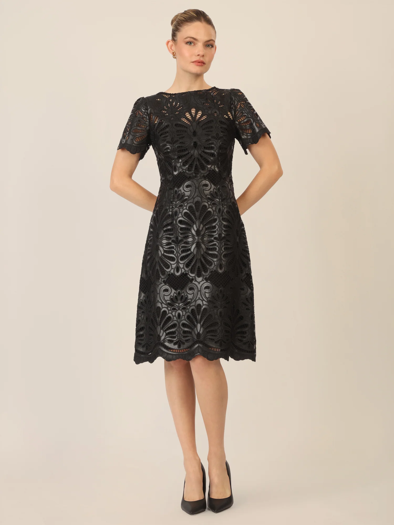 APART Kunstlederkleid mit allover Ornamentenstickerei | schwarz