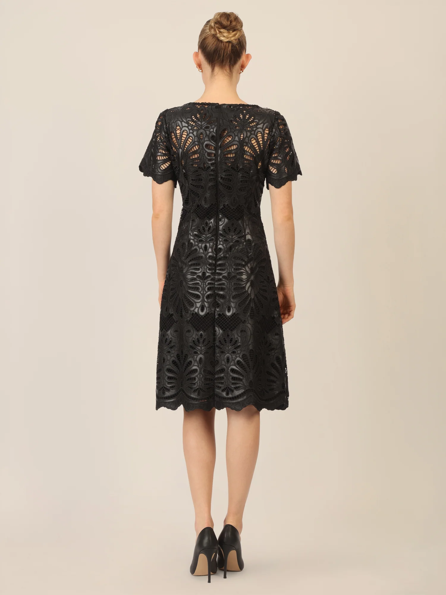 APART Kunstlederkleid mit allover Ornamentenstickerei | schwarz - Image 2