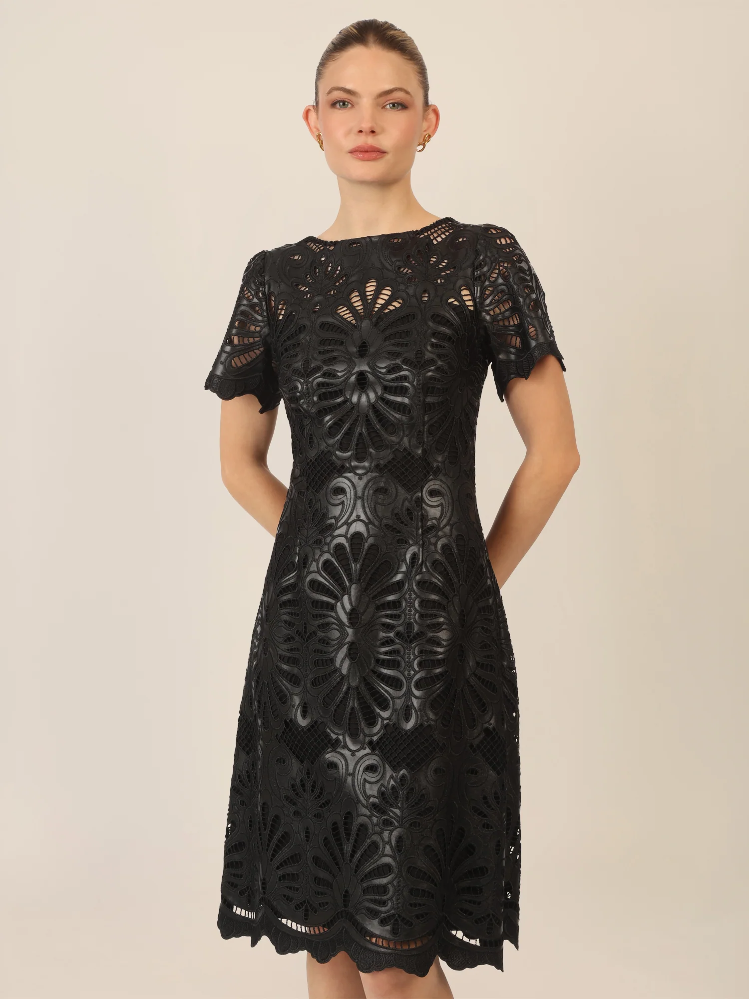 APART Kunstlederkleid mit allover Ornamentenstickerei | schwarz - Image 4
