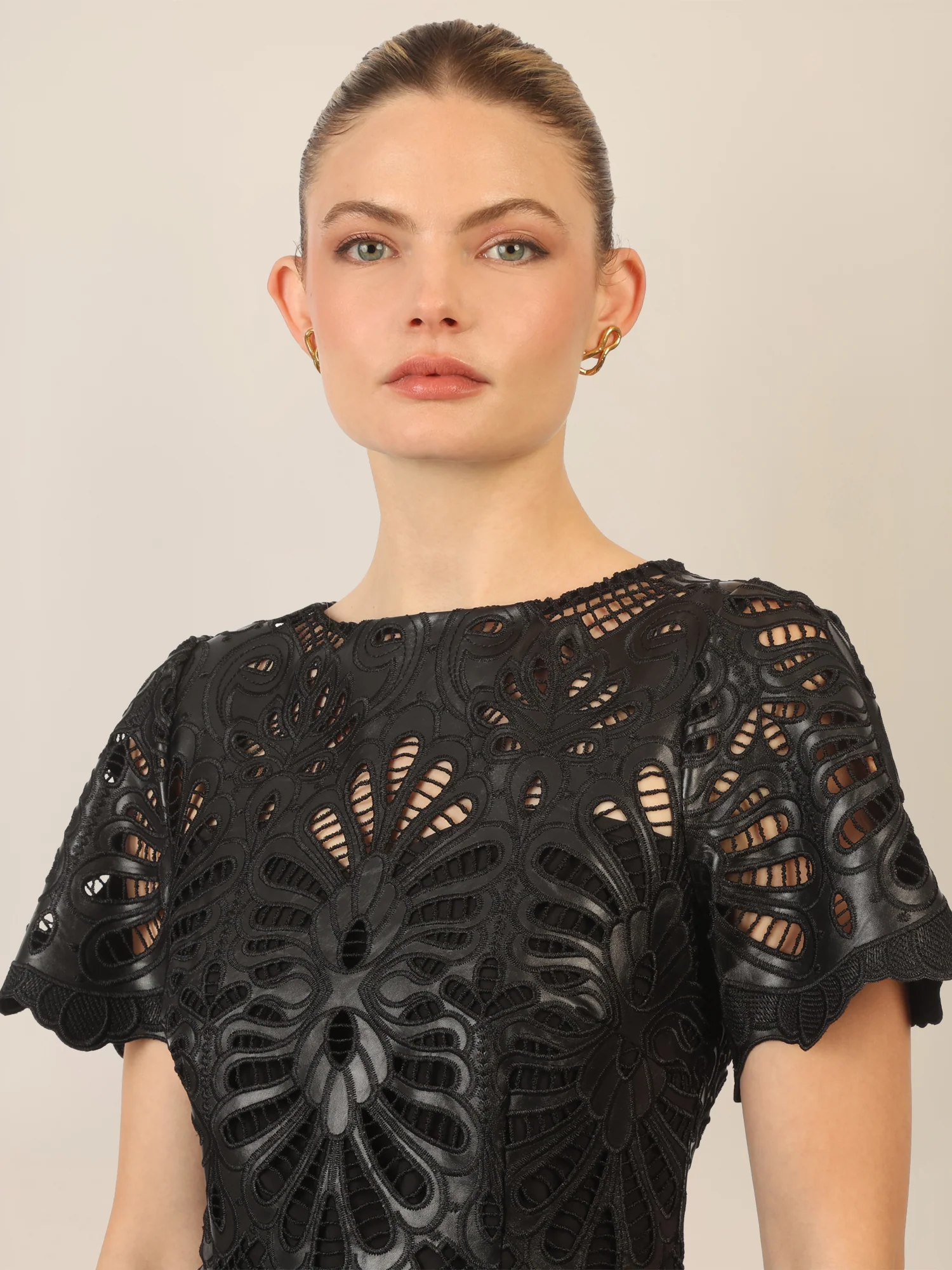 APART Kunstlederkleid mit allover Ornamentenstickerei | schwarz - Image 5