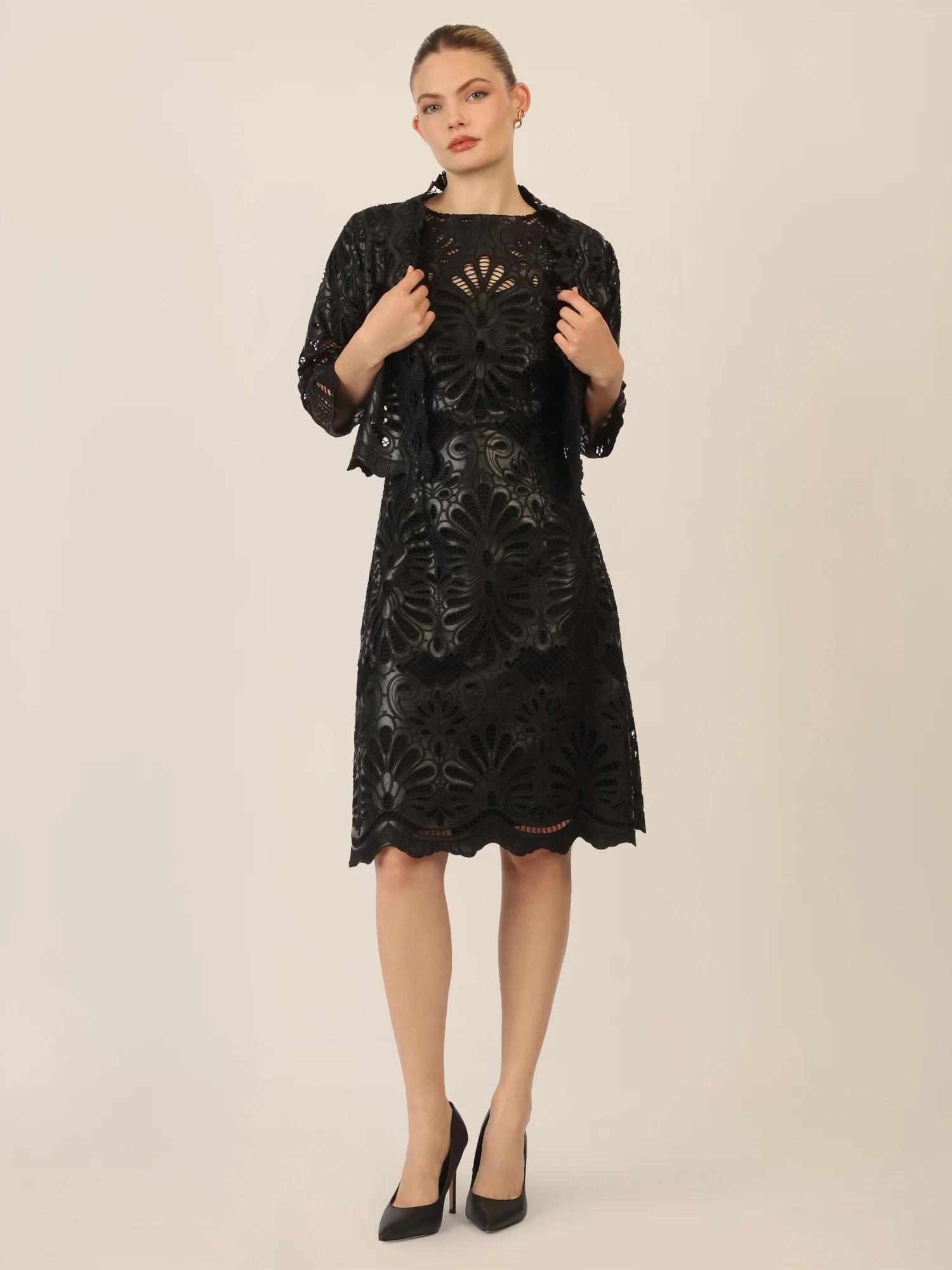 APART Kunstlederkleid mit allover Ornamentenstickerei | schwarz - Image 6