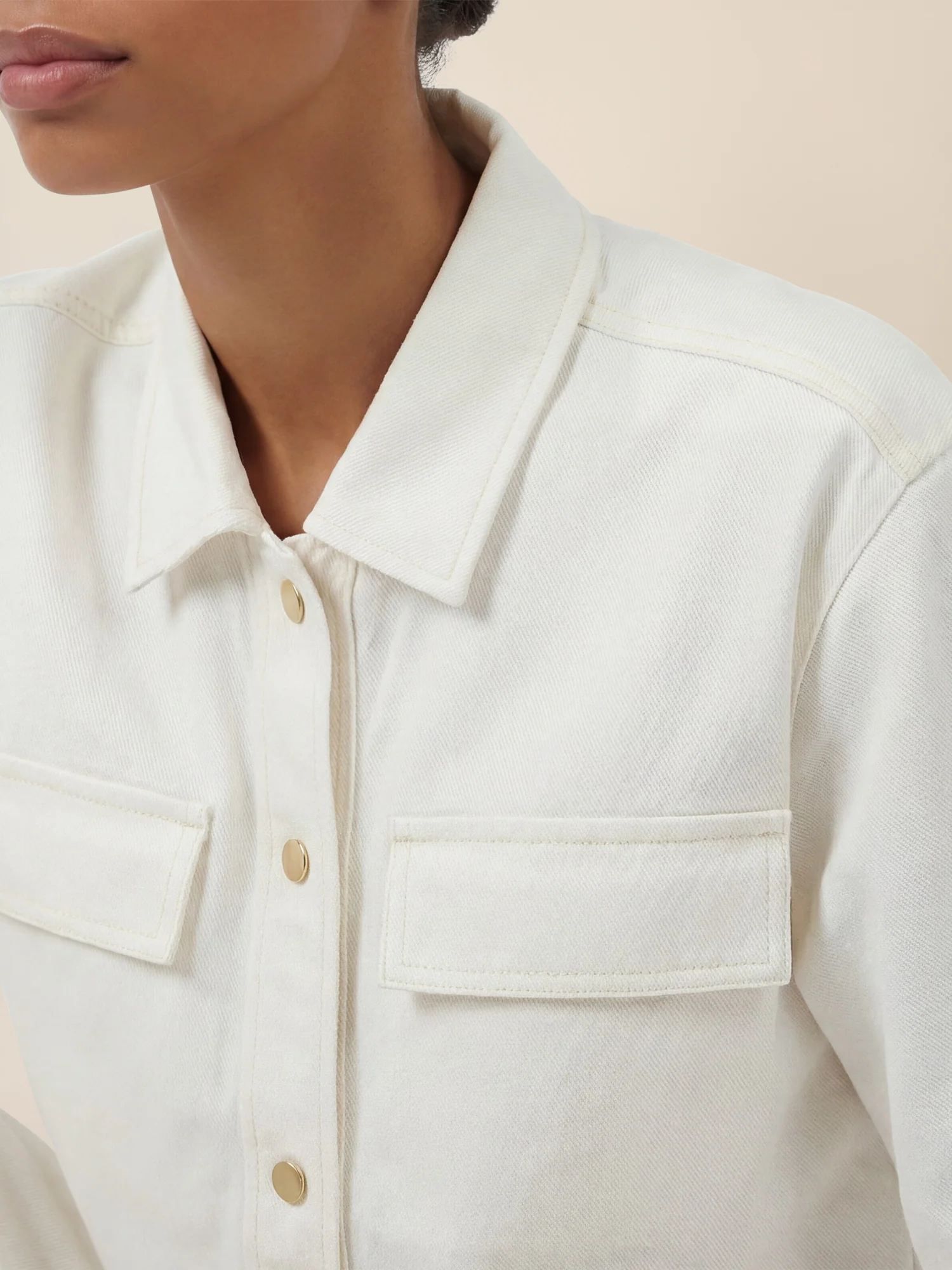 APART Kurzarm-Jeansjacke mit Druckknöpfen | creme - Image 5