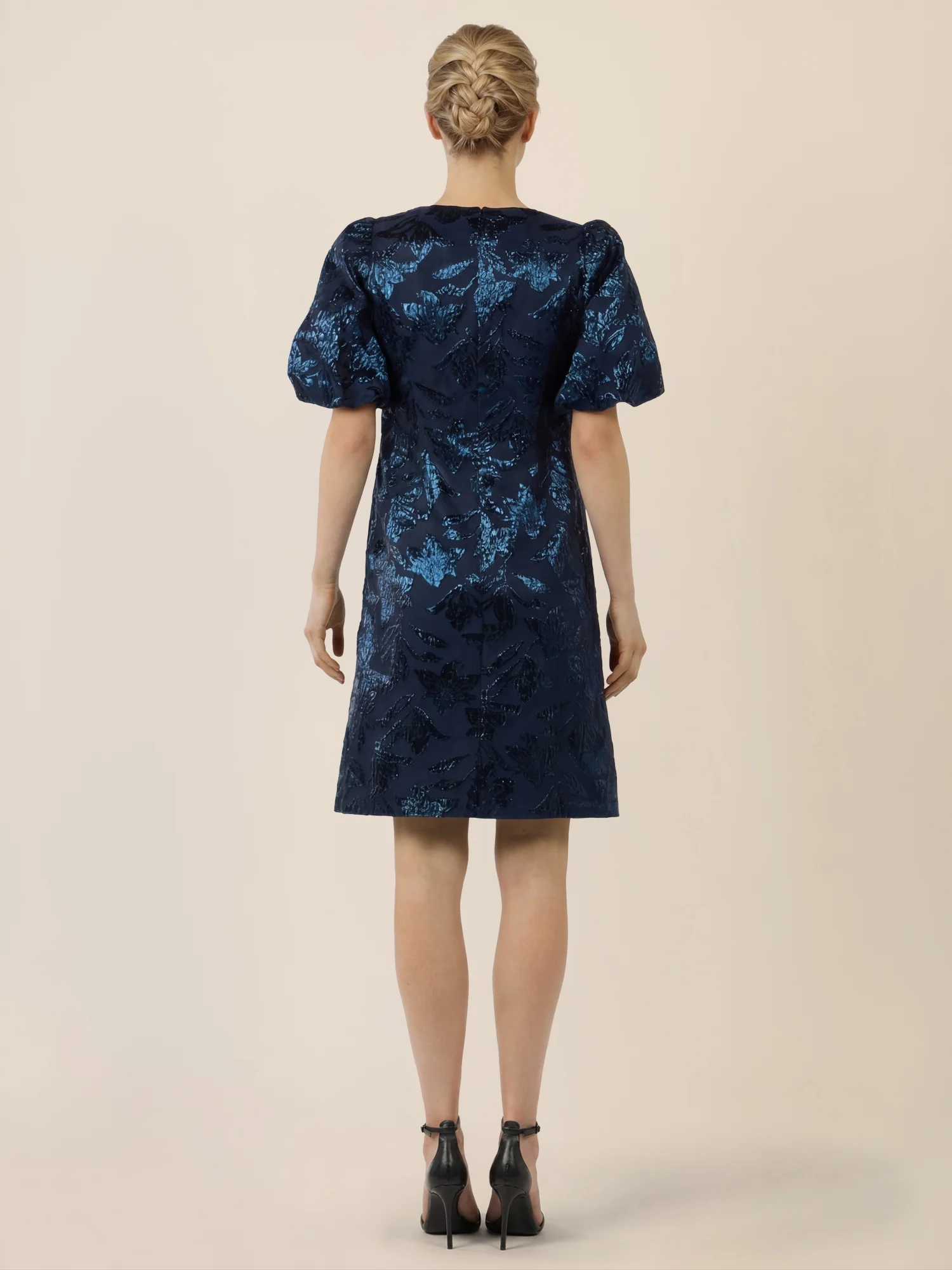 APART Kurzes Cocktailkleid mit Glanzmuster | nachtblau-metallic - Image 2