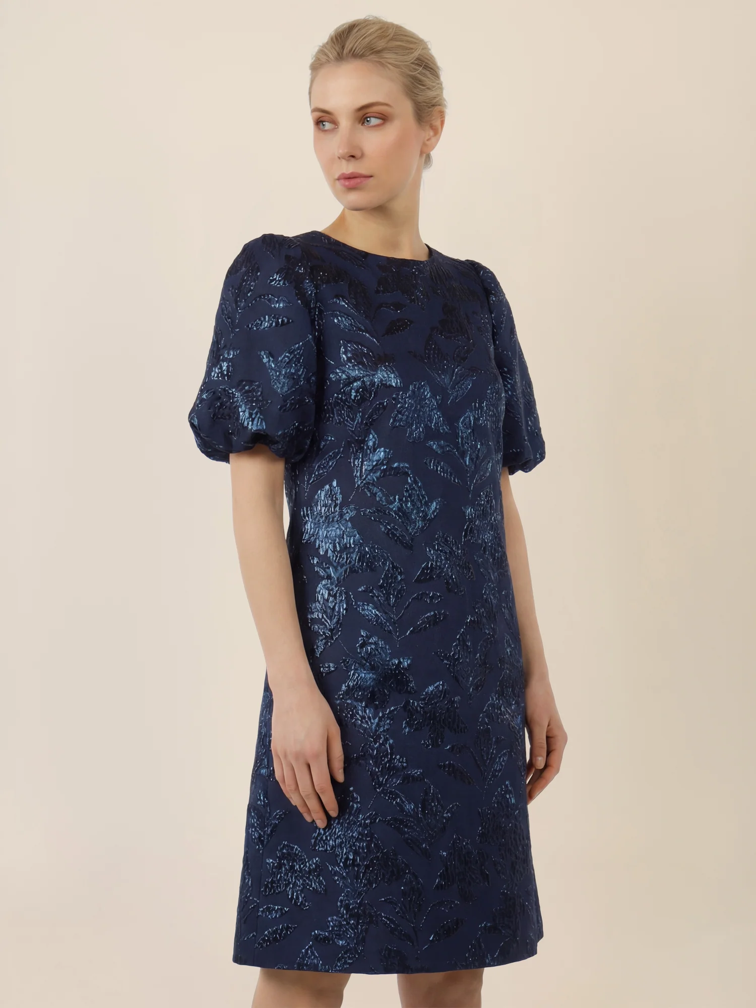 APART Kurzes Cocktailkleid mit Glanzmuster | nachtblau-metallic - Image 4