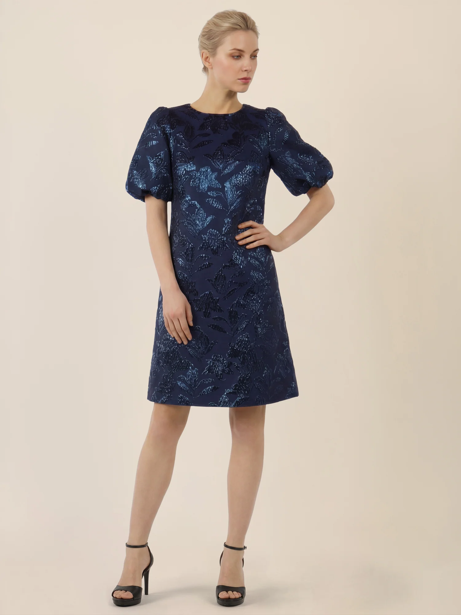 APART Kurzes Cocktailkleid mit Glanzmuster | nachtblau-metallic - Image 6