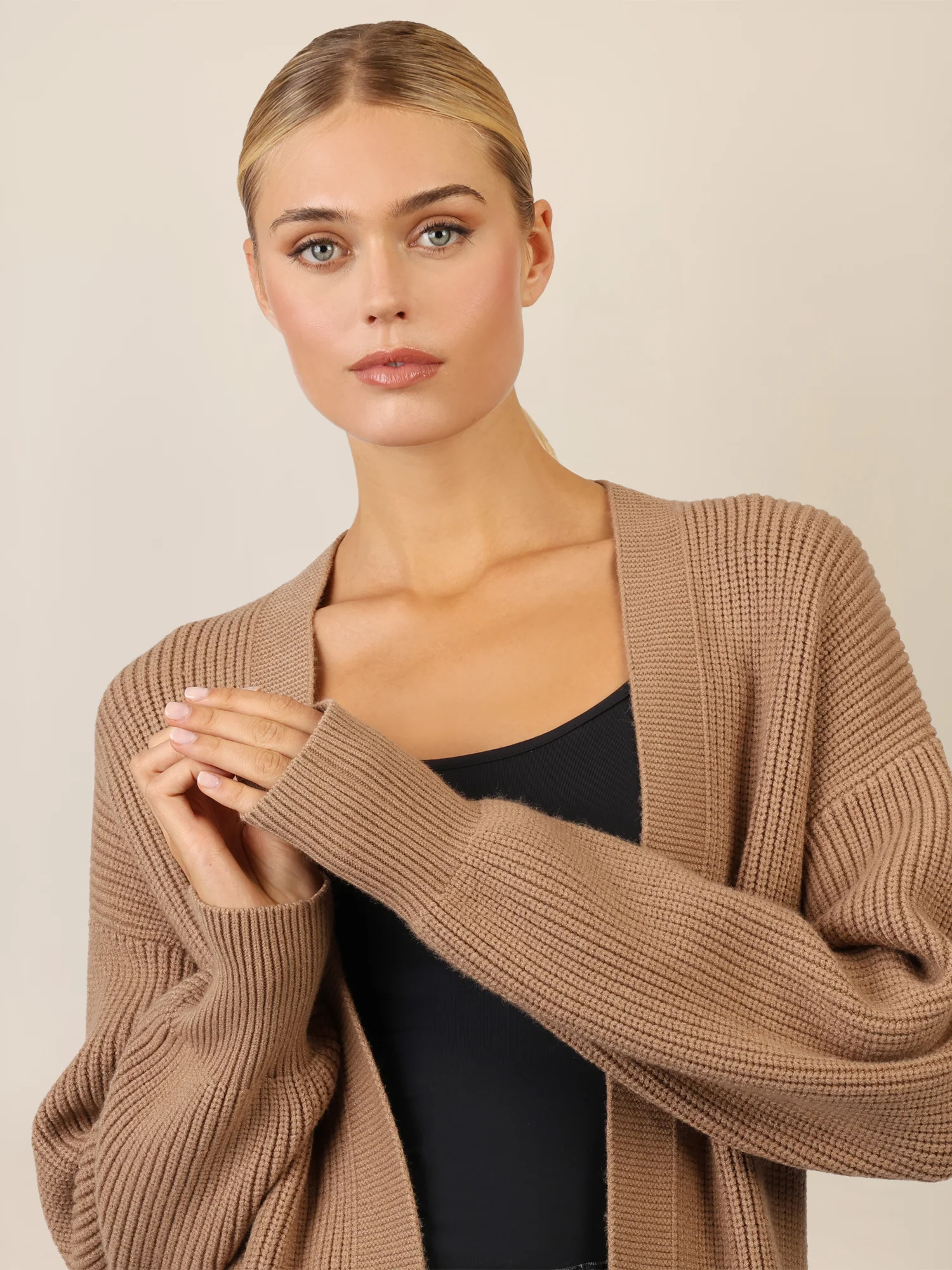 APART Lange Strickjacke mit aufgesetzten Taschen | camel - Image 5