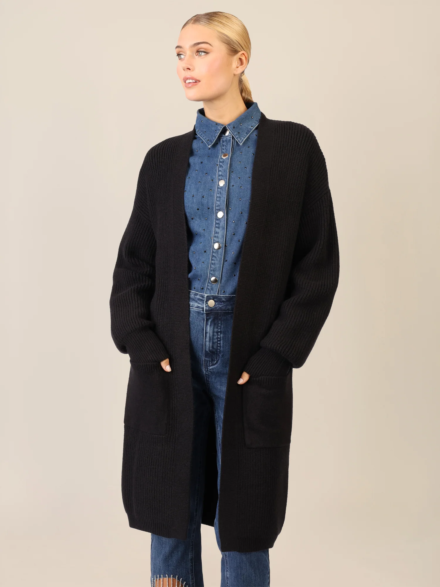 APART Lange Strickjacke mit aufgesetzten Taschen | schwarz