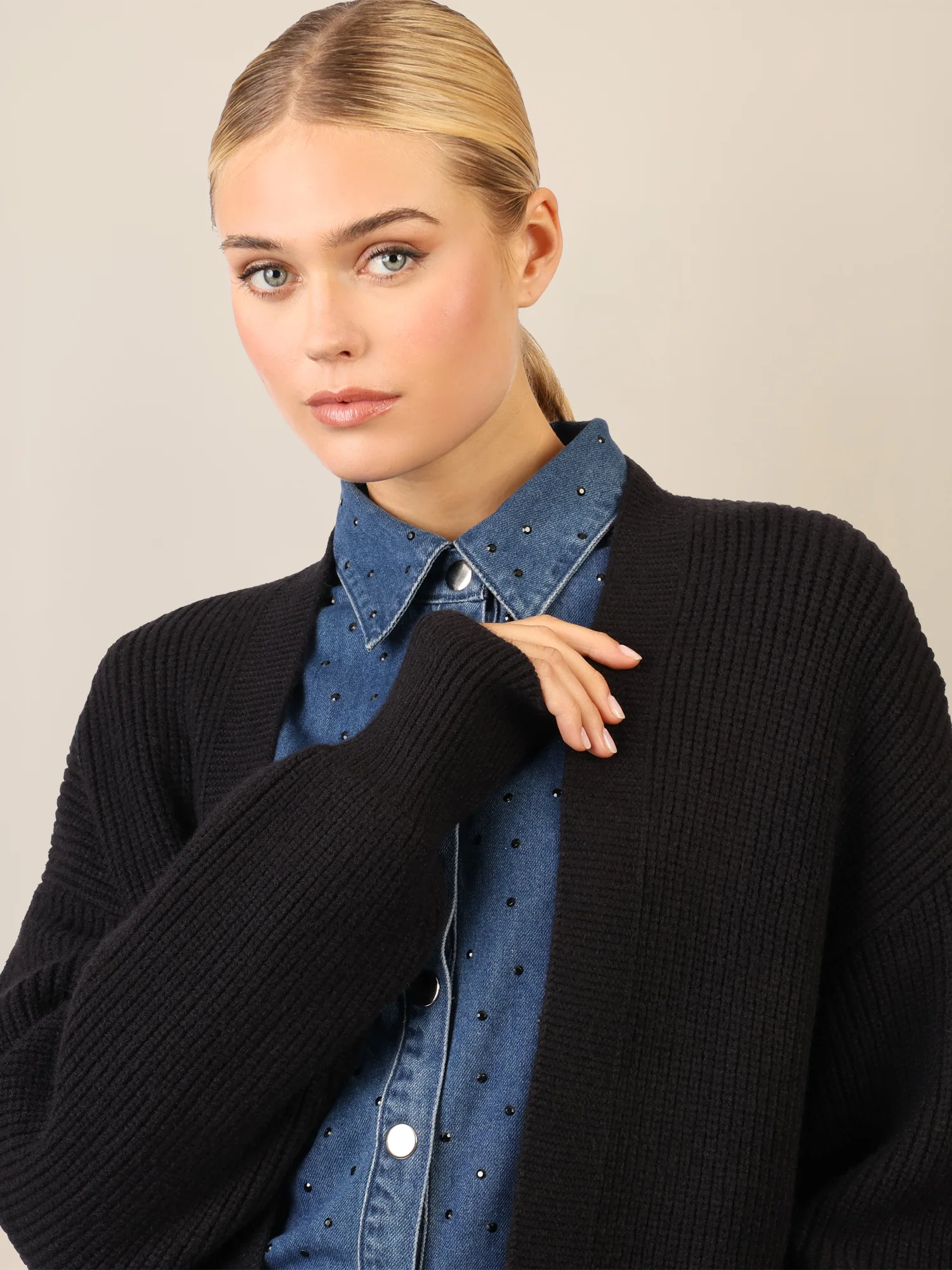 APART Lange Strickjacke mit aufgesetzten Taschen | schwarz - Image 5