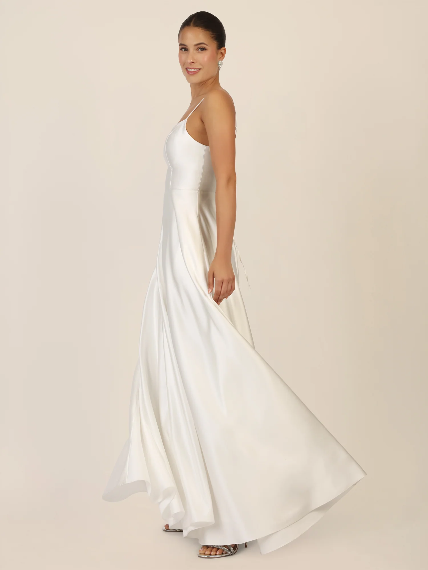APART Langes Ballkleid aus Satin mit Spaghettiträgern | creme
