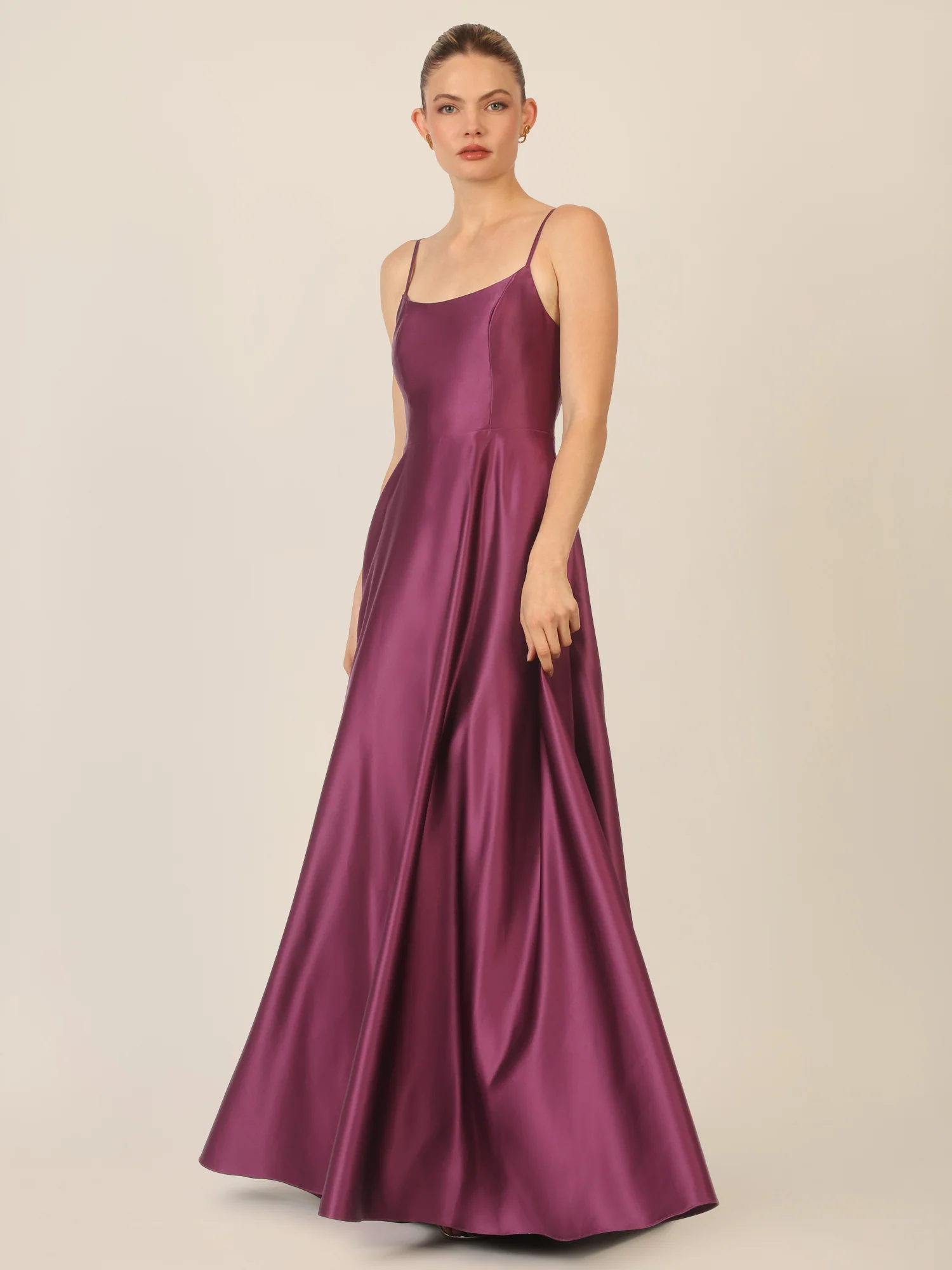 APART Langes Ballkleid aus Satin mit Spaghettiträgern | dunkel lila