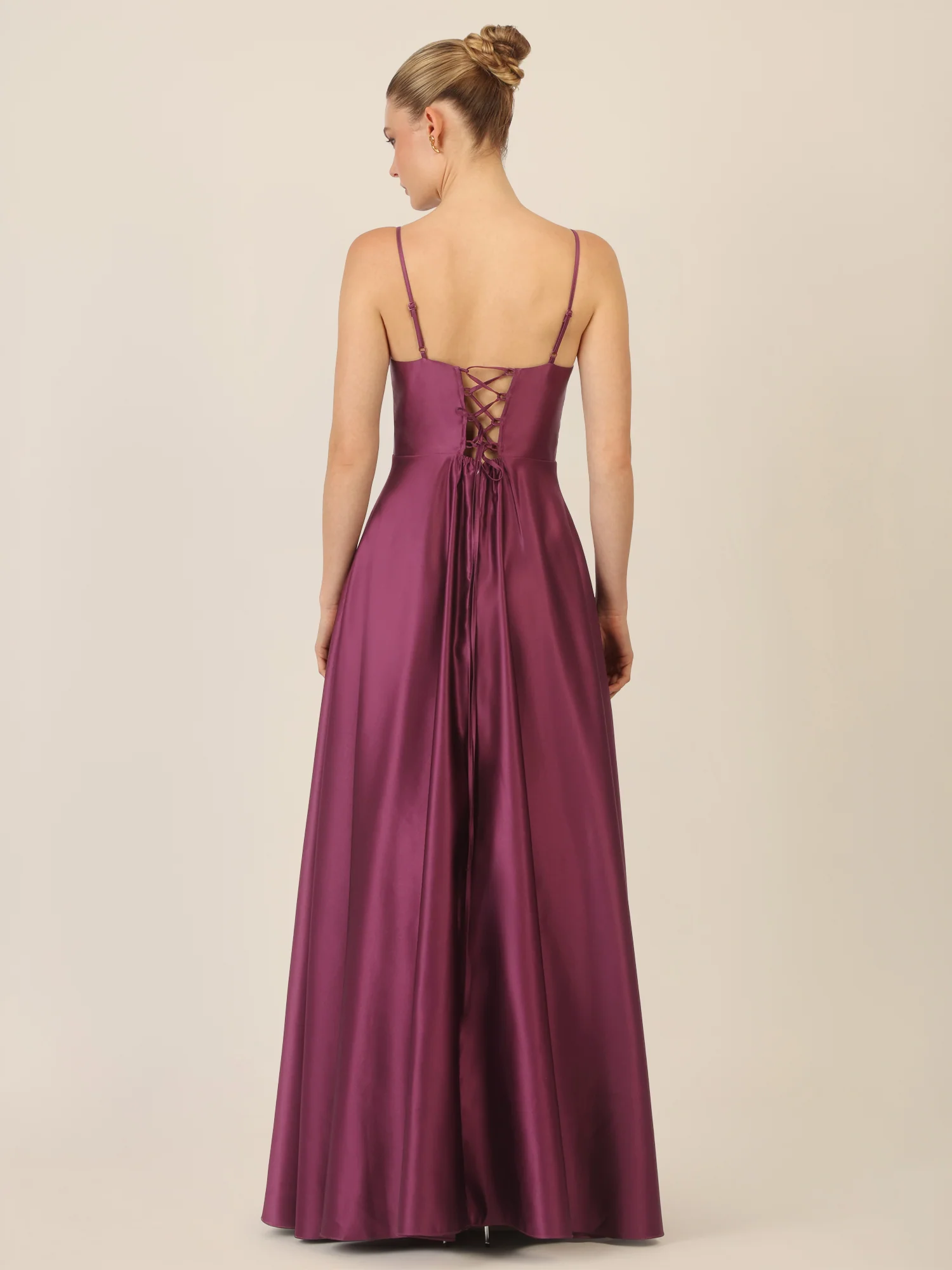 APART Langes Ballkleid aus Satin mit Spaghettiträgern | dunkel lila - Image 2