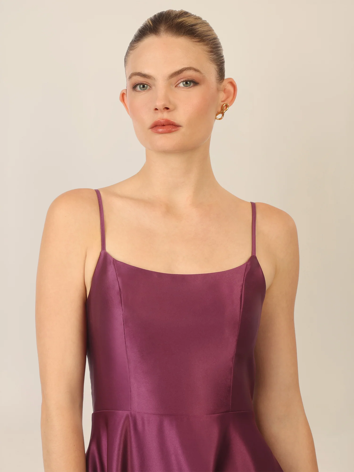 APART Langes Ballkleid aus Satin mit Spaghettiträgern | dunkel lila - Image 4