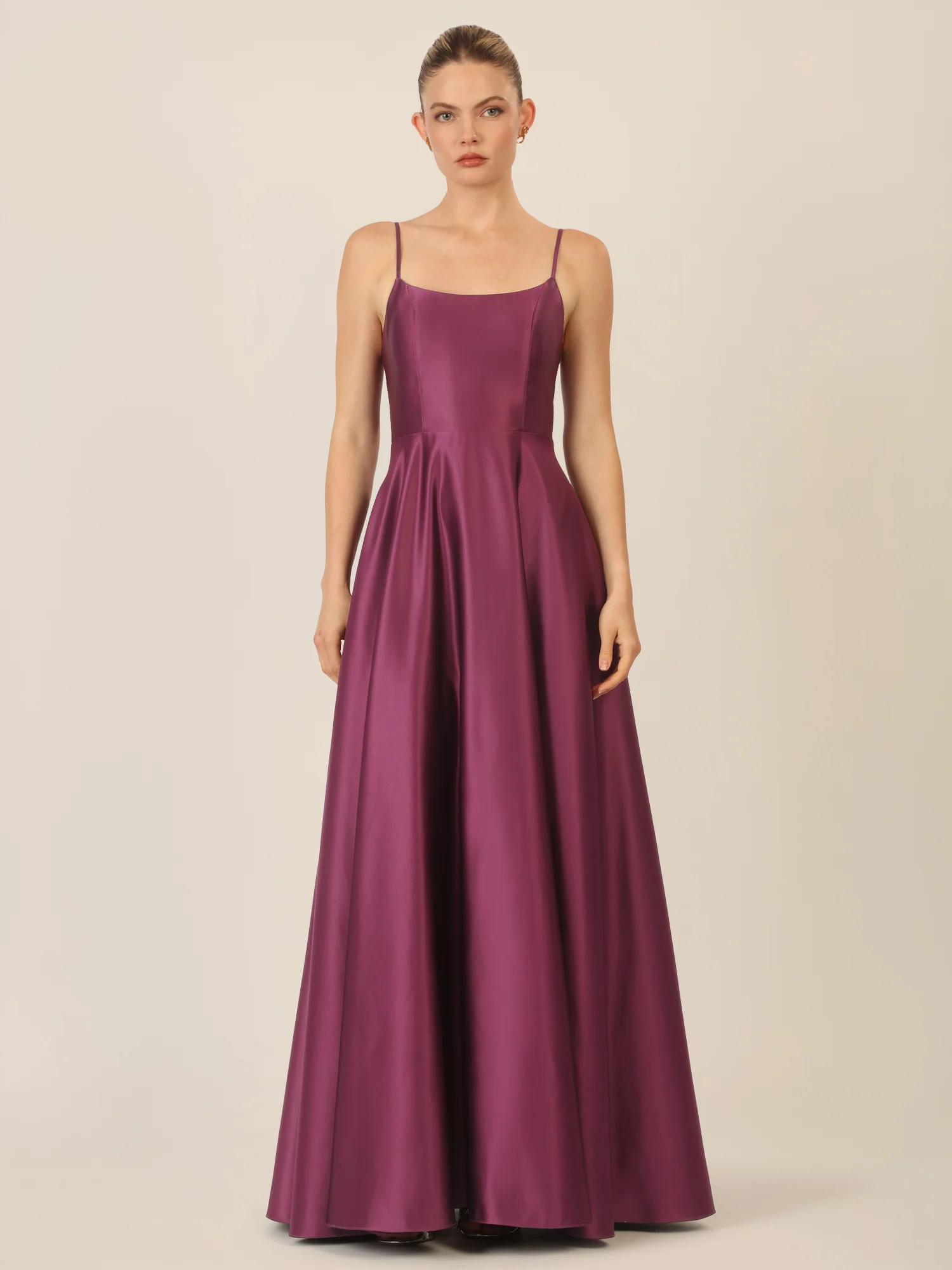 APART Langes Ballkleid aus Satin mit Spaghettiträgern | dunkel lila - Image 5
