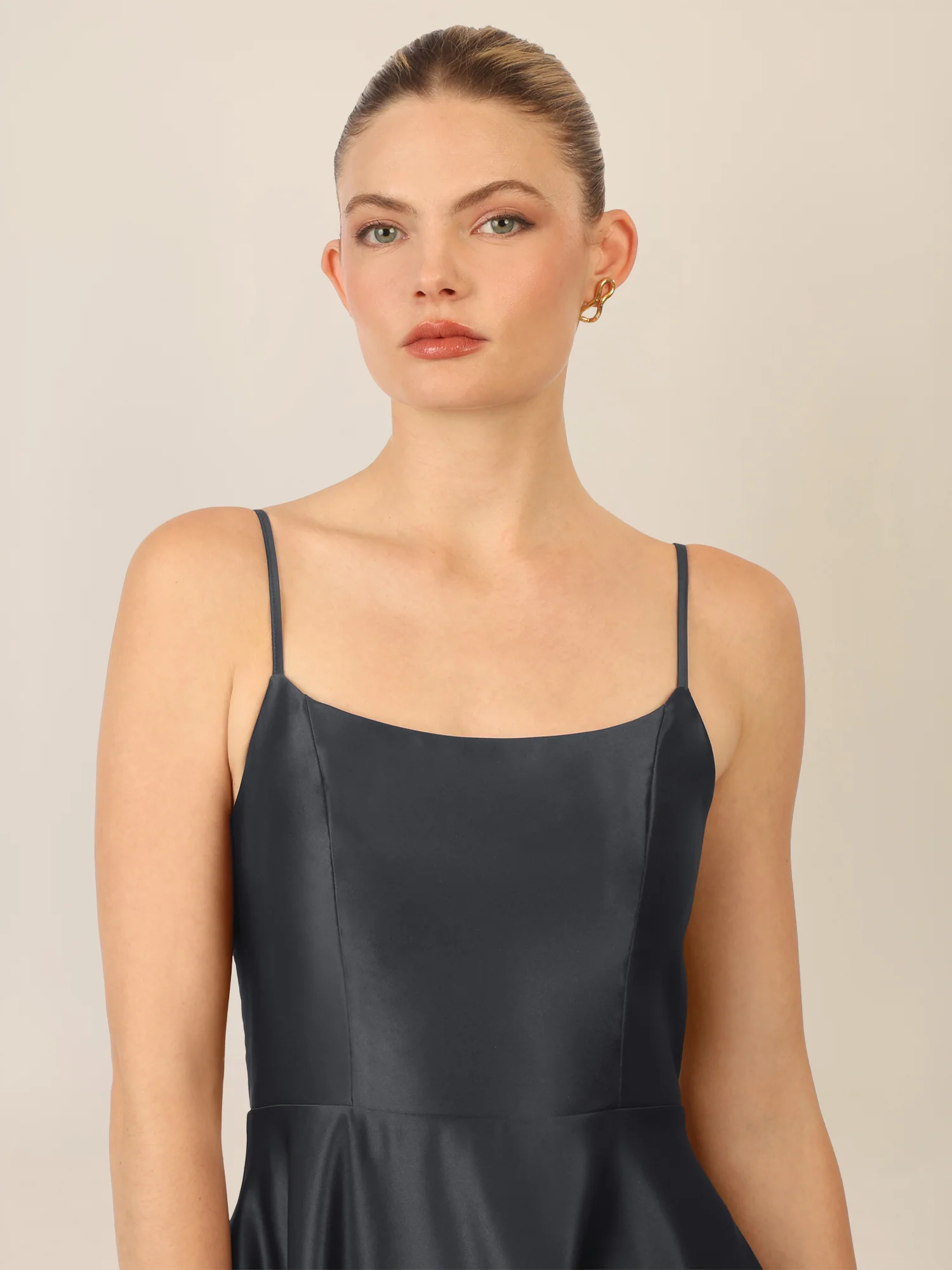 APART Langes Ballkleid aus Satin mit Spaghettiträgern | schwarz - Image 4