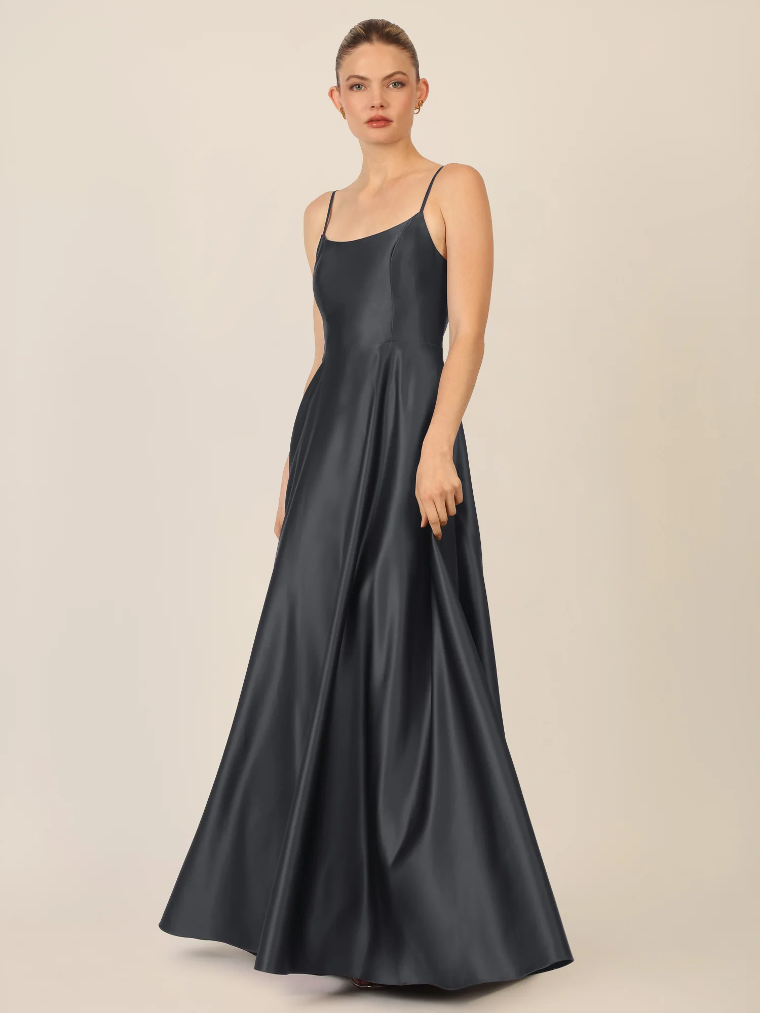 APART Langes Ballkleid aus Satin mit Spaghettiträgern | schwarz - Image 5