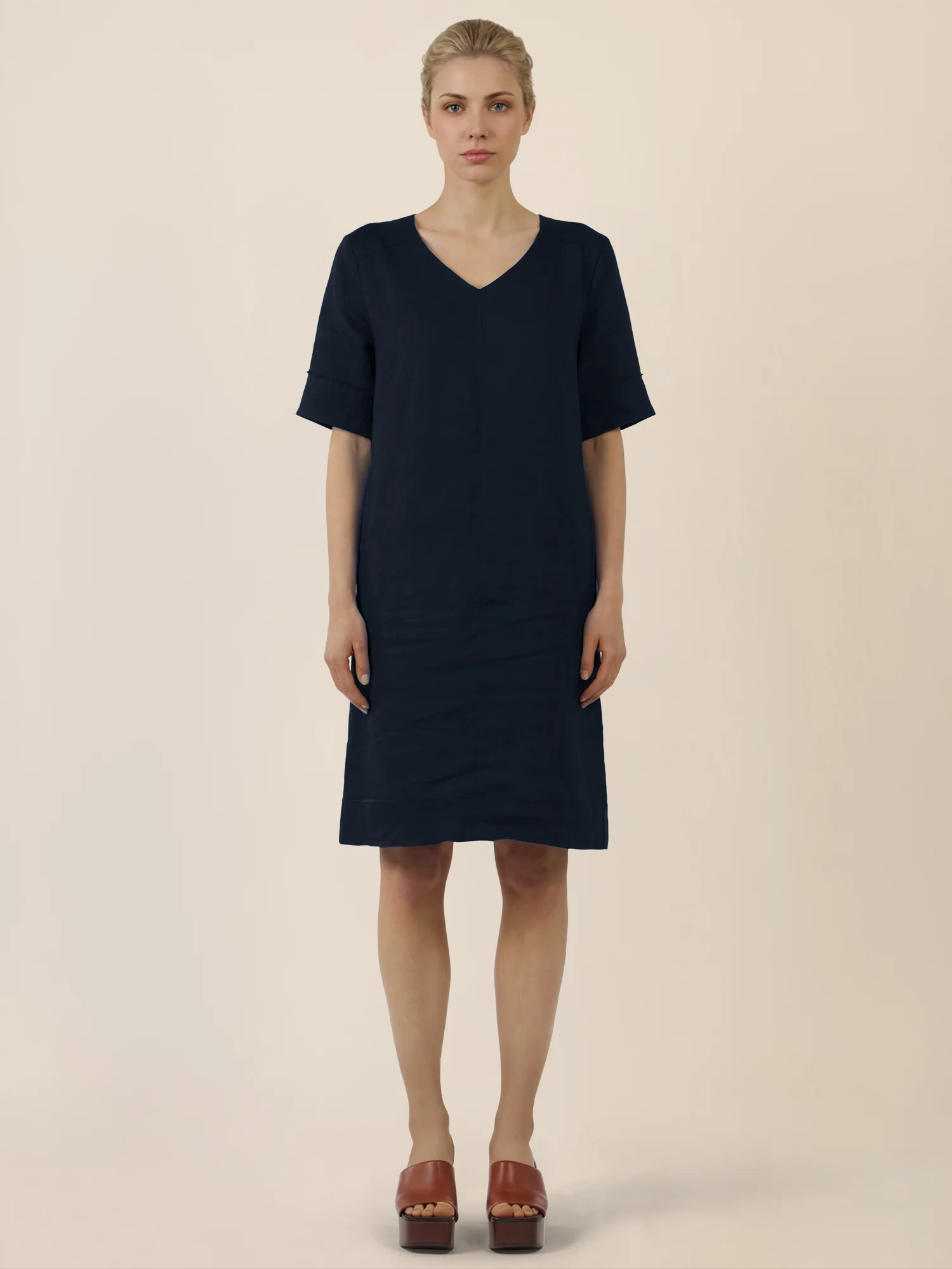 APART Locker geschnittenes Leinenkleid mit V-Ausschnitt | nachtblau