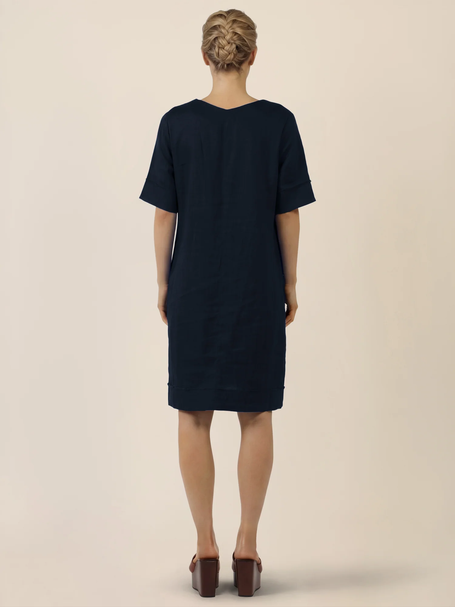 APART Locker geschnittenes Leinenkleid mit V-Ausschnitt | nachtblau - Image 2
