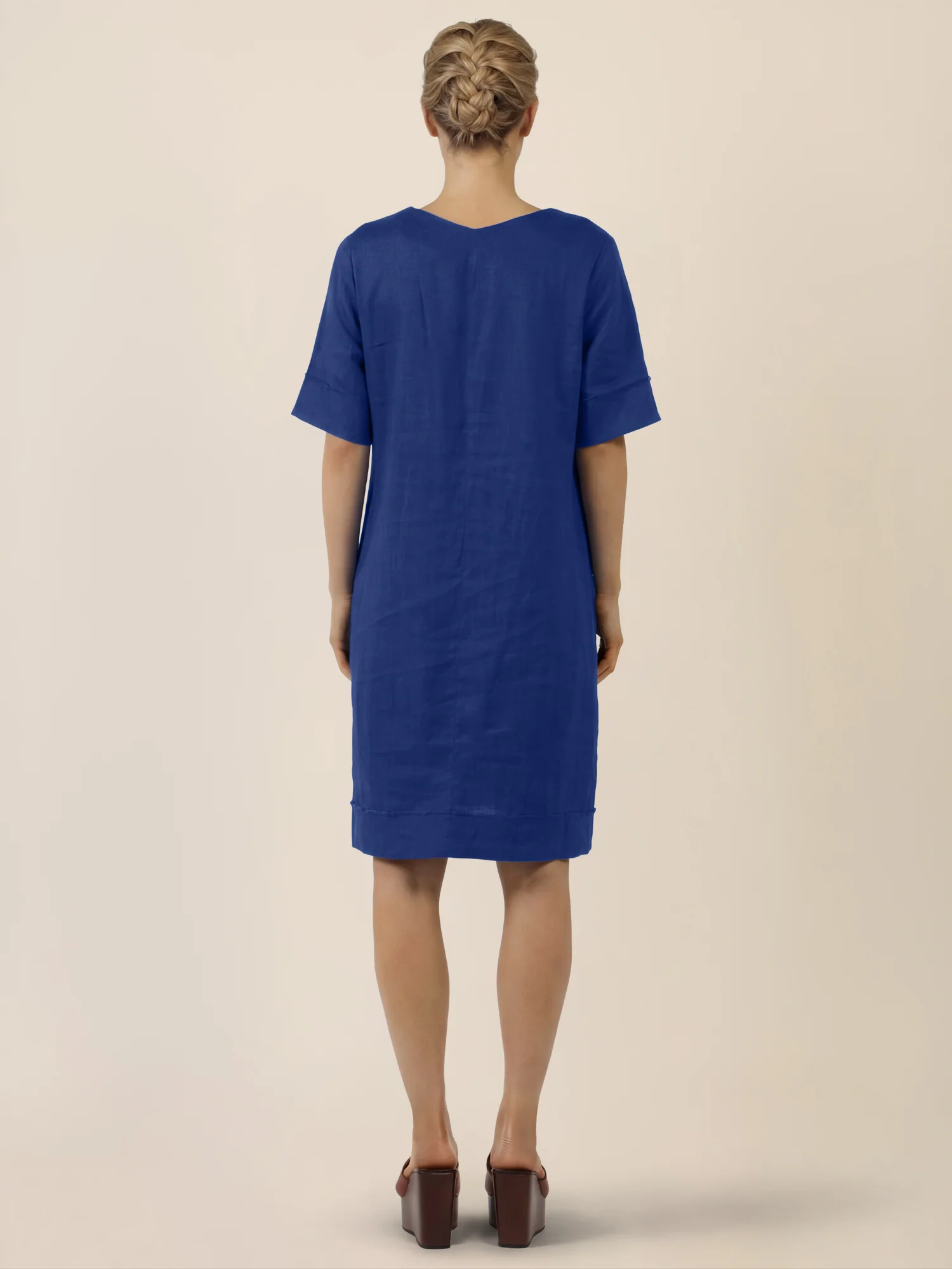 APART Locker geschnittenes Leinenkleid mit V-Ausschnitt | royalblau - Image 2