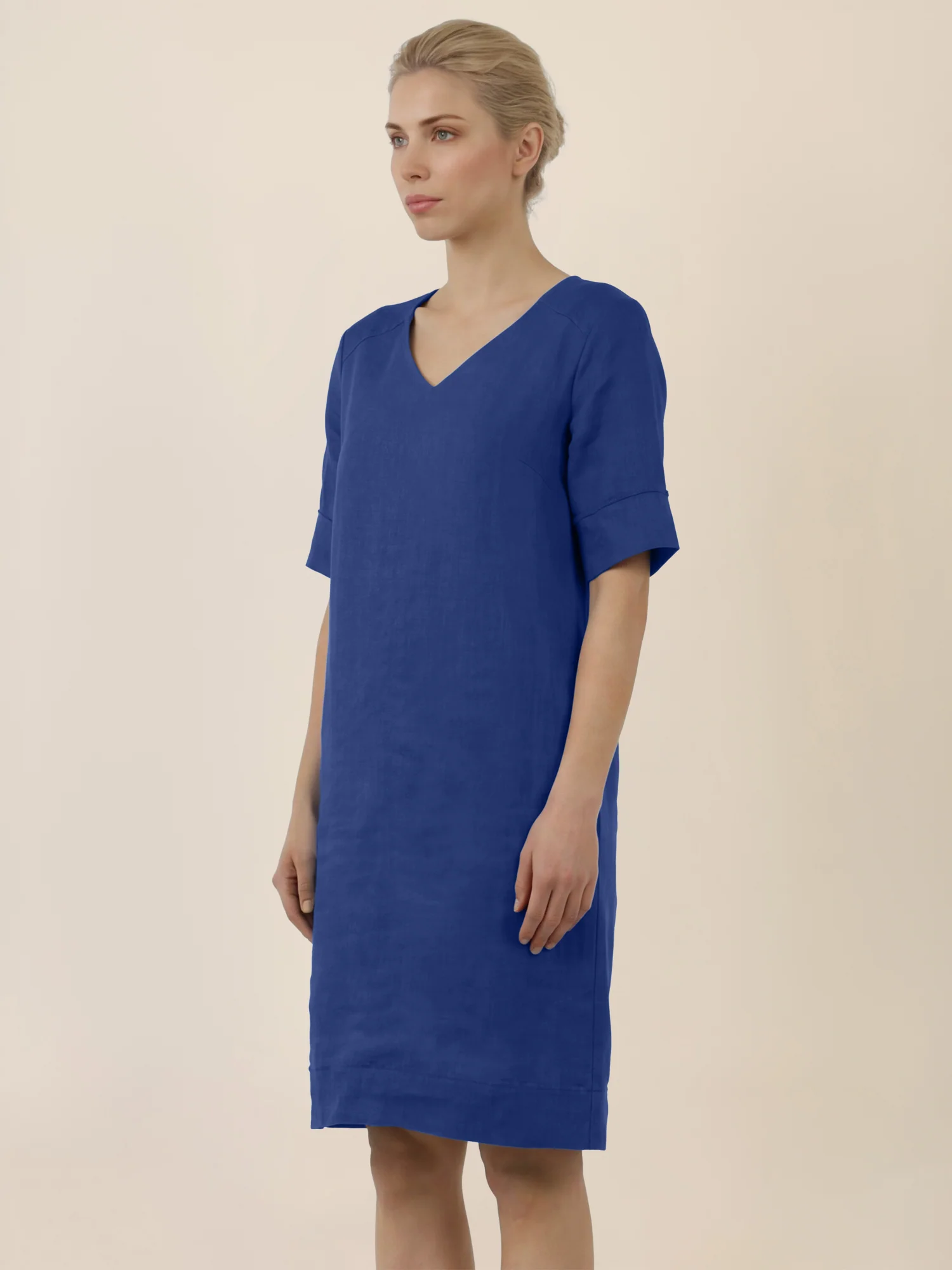 APART Locker geschnittenes Leinenkleid mit V-Ausschnitt | royalblau - Image 4