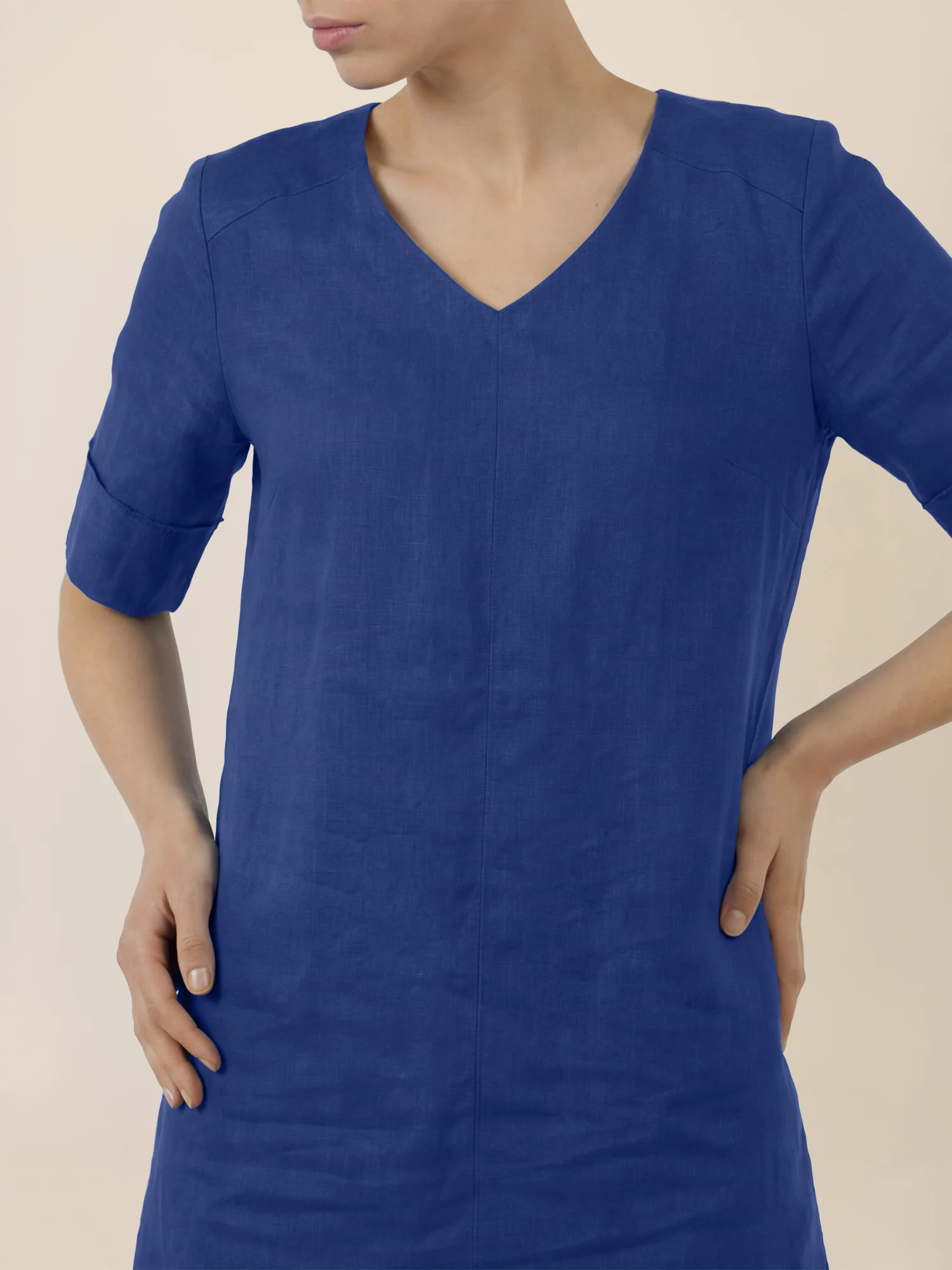 APART Locker geschnittenes Leinenkleid mit V-Ausschnitt | royalblau - Image 5
