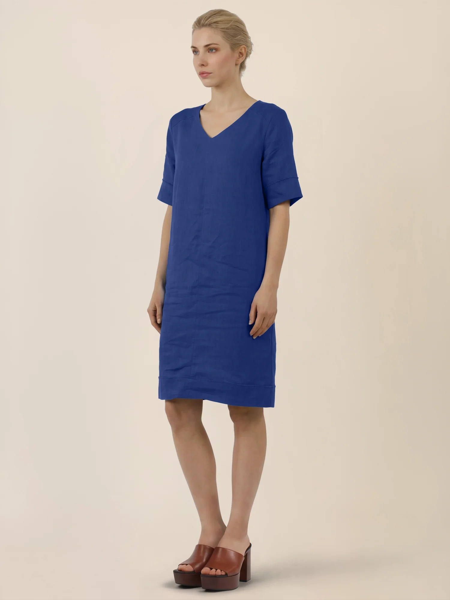 APART Locker geschnittenes Leinenkleid mit V-Ausschnitt | royalblau - Image 6