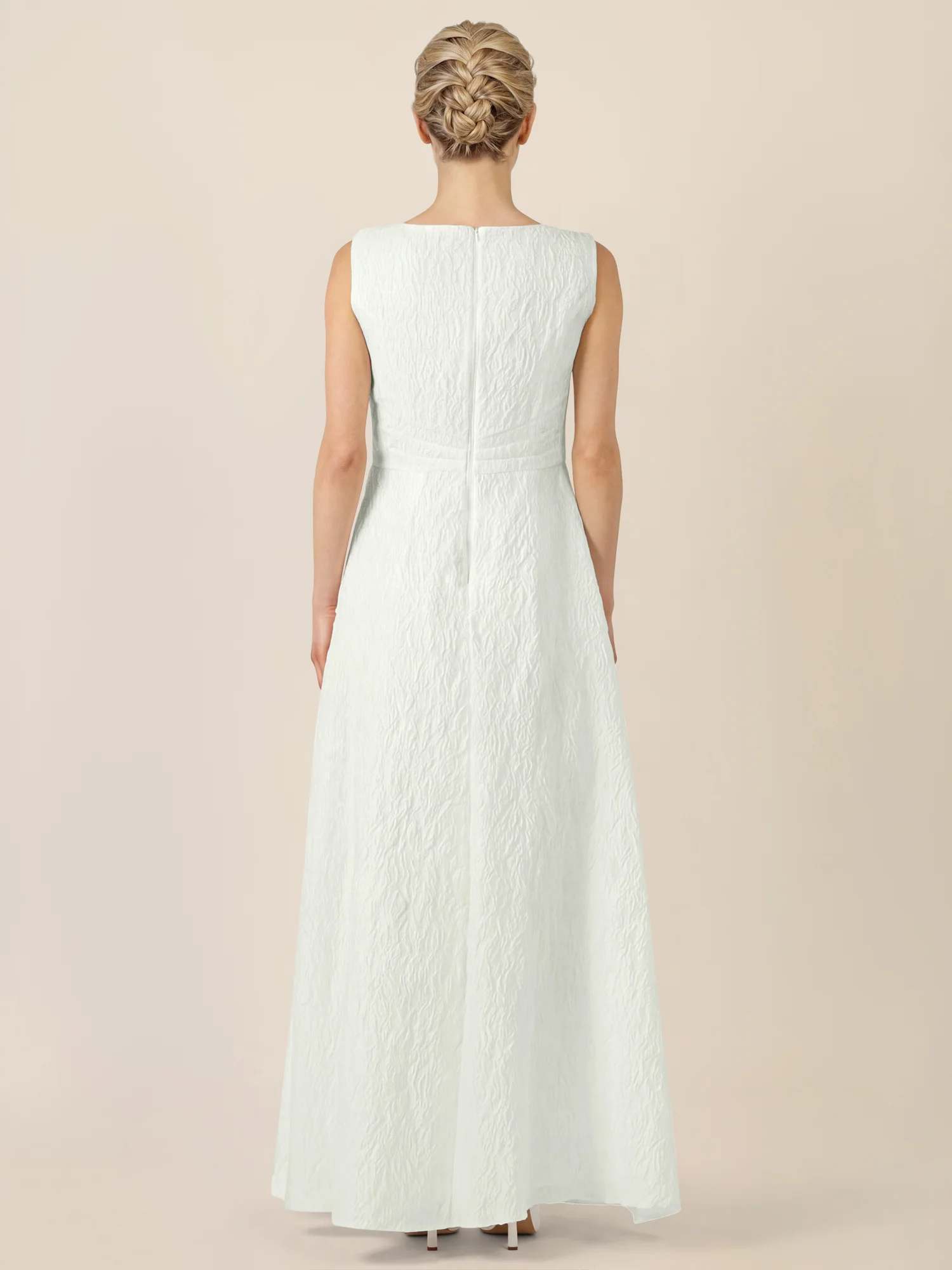 APART Maxikleid mit geprägtem Strukturmuster | creme - Image 2