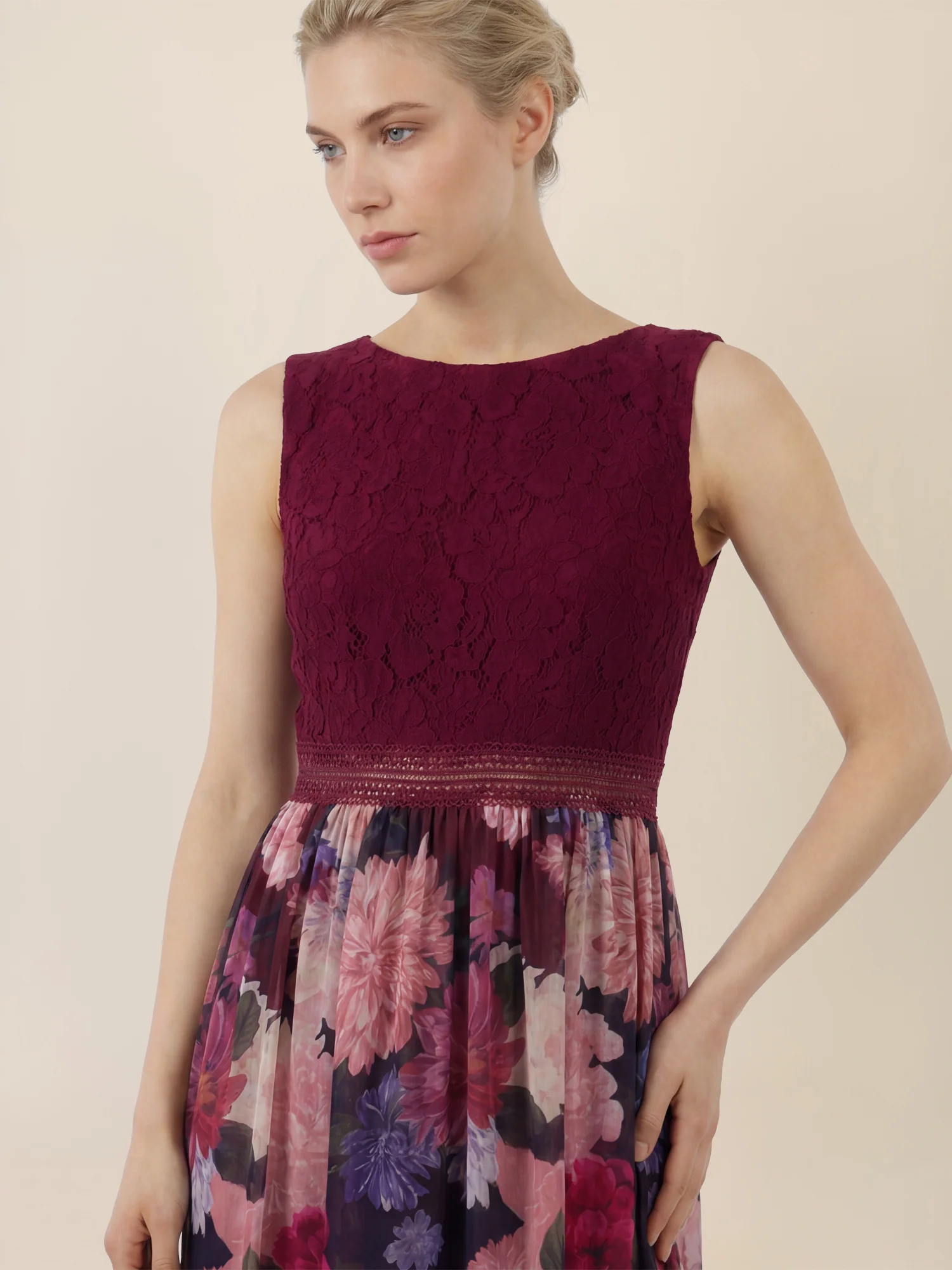 APART Maxikleid mit Spitzenoberteil & Blumenrock | weinrot-multicolor - Image 4