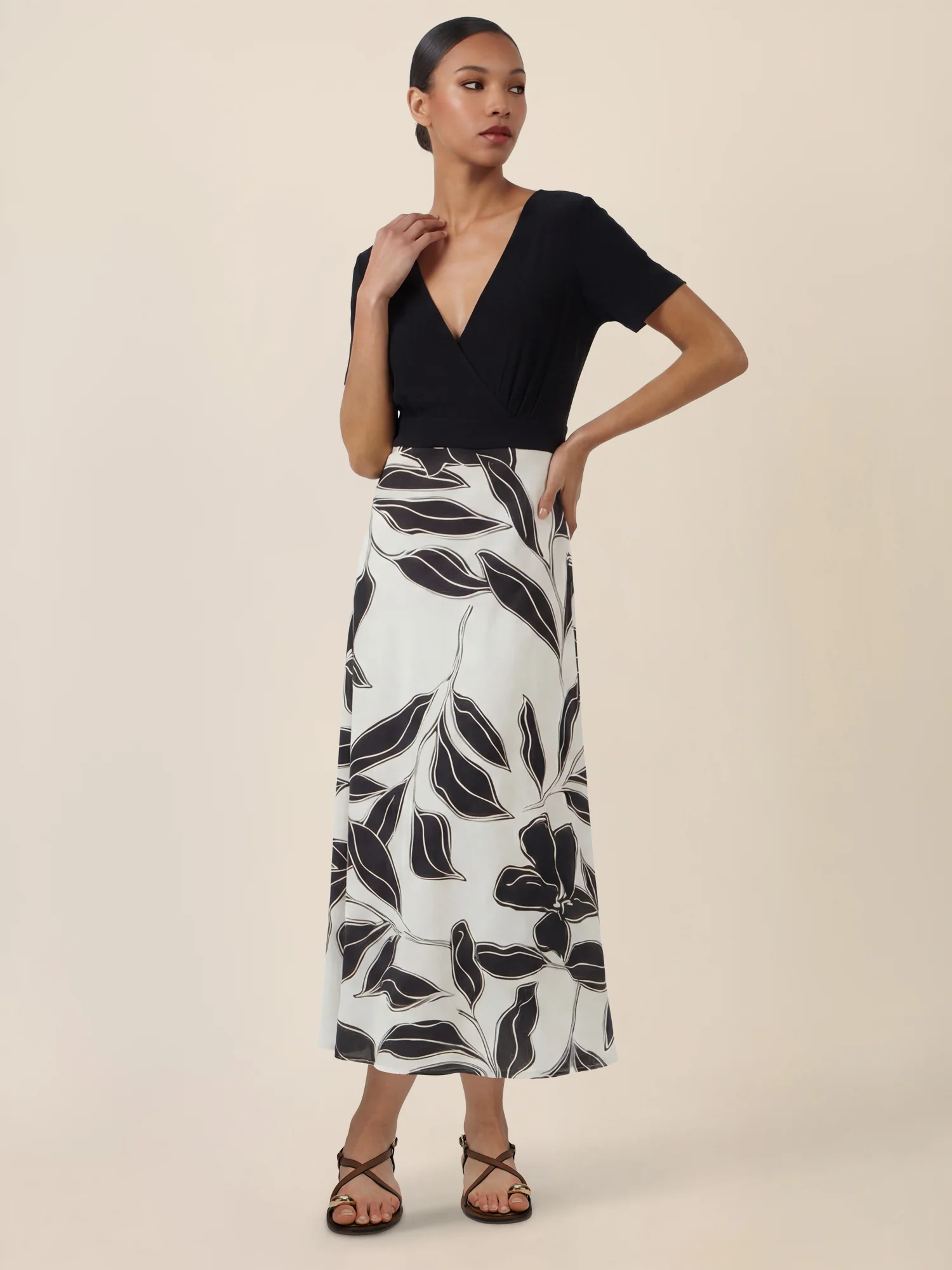 APART Maxikleid mit Wickeloptik und floralem Print | schwarz-creme - Image 5
