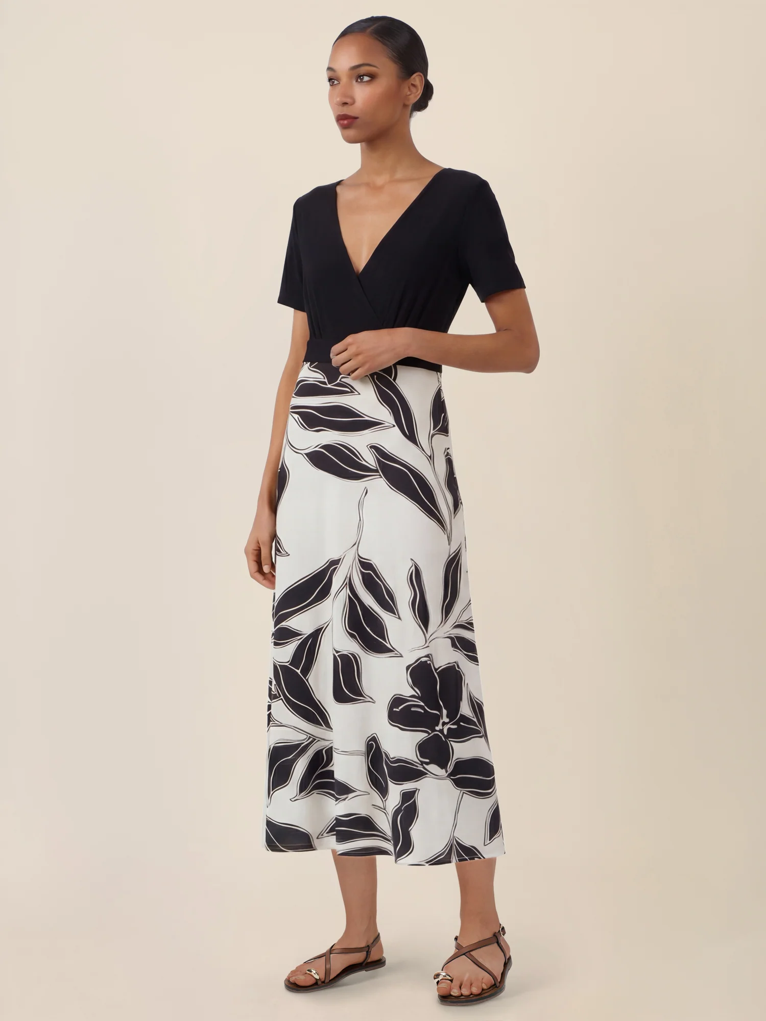 APART Maxikleid mit Wickeloptik und floralem Print | schwarz-creme - Image 6