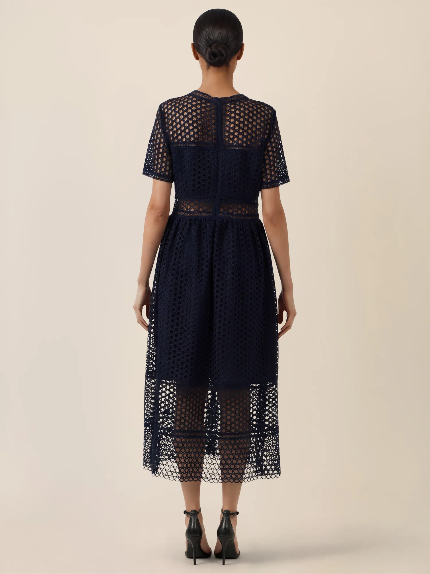 APART Midikleid mit Häkelspitze und Transparenz | nachtblau - Image 2