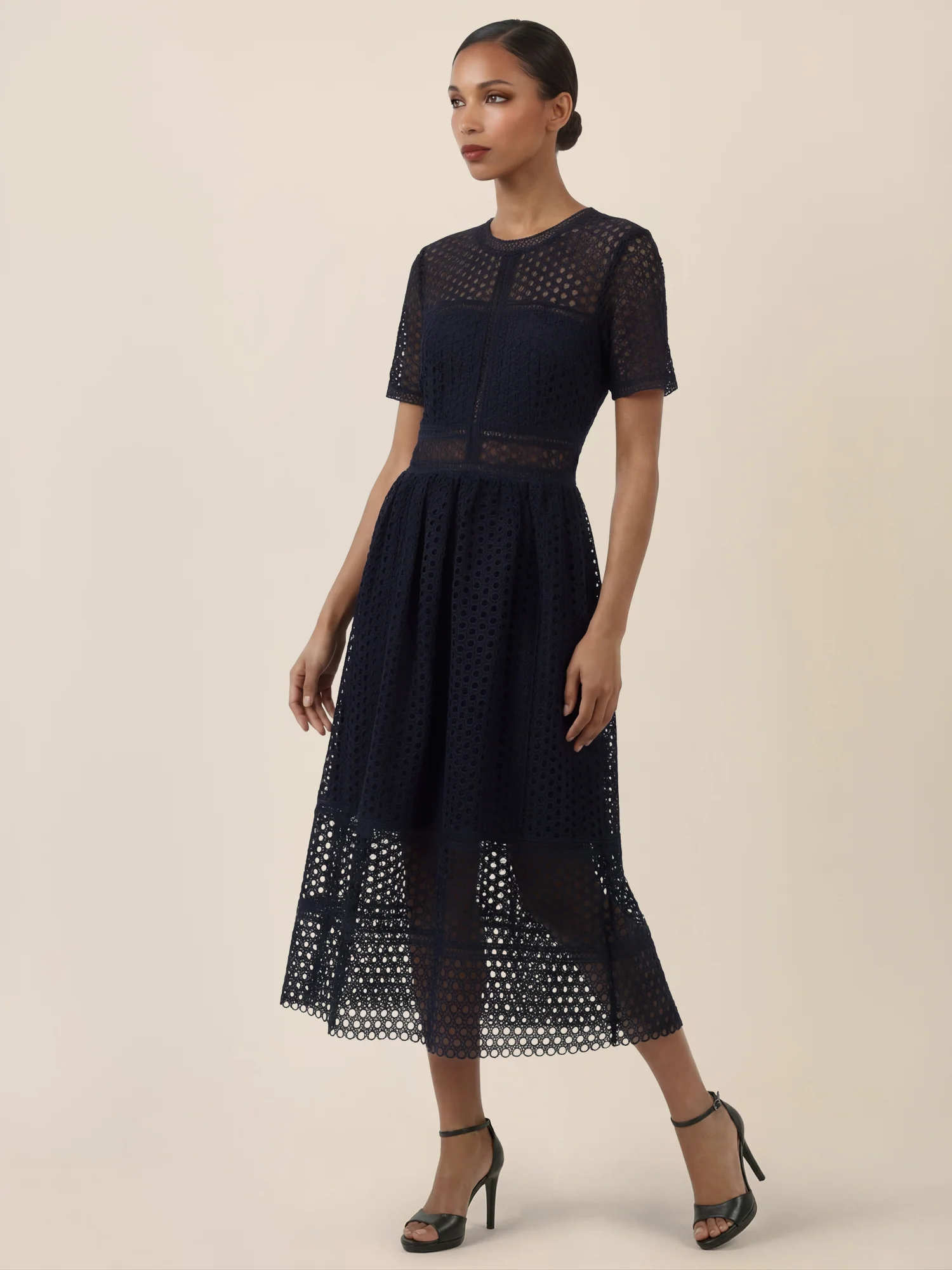 APART Midikleid mit Häkelspitze und Transparenz | nachtblau - Image 5