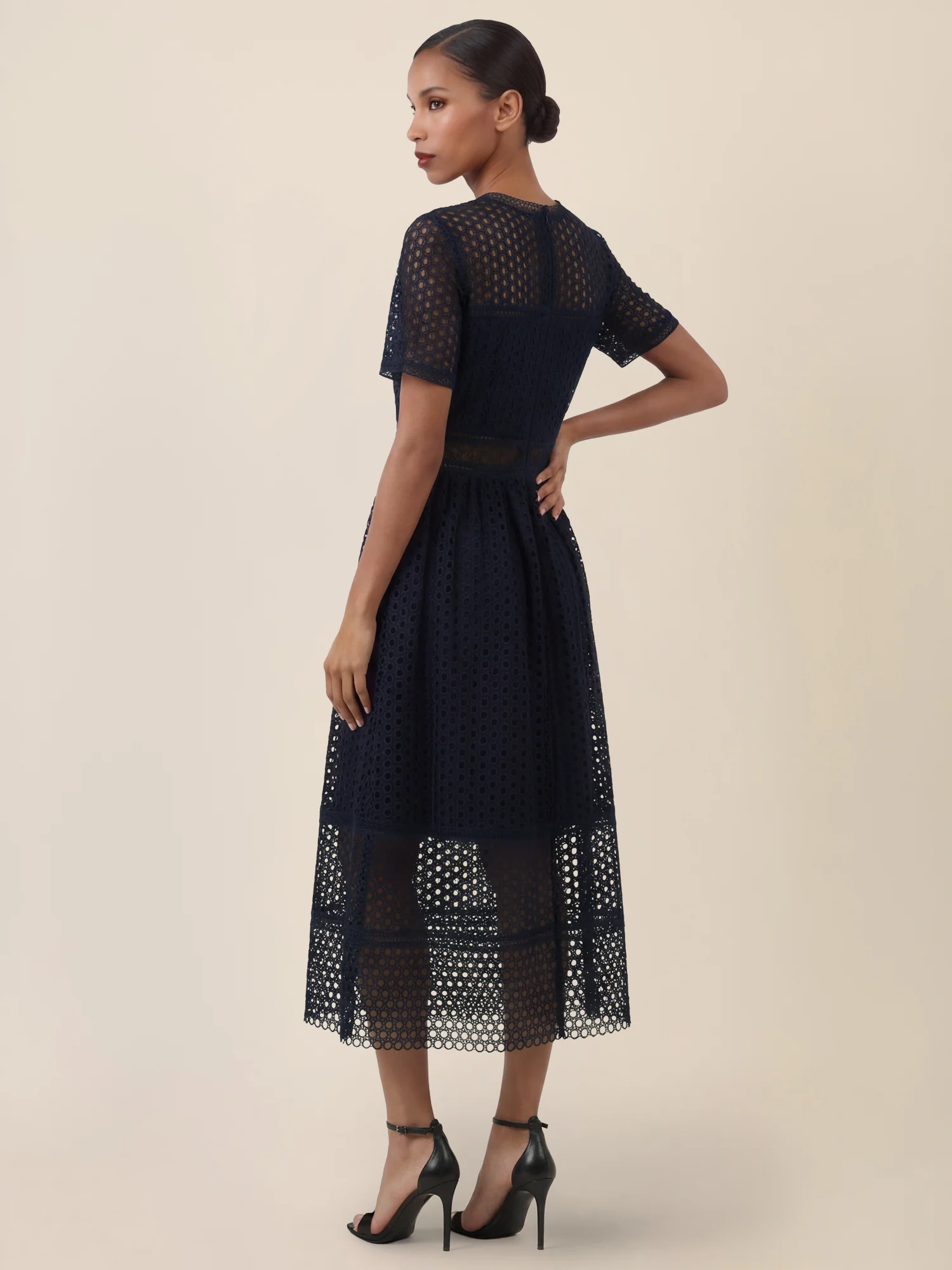 APART Midikleid mit Häkelspitze und Transparenz | nachtblau - Image 6
