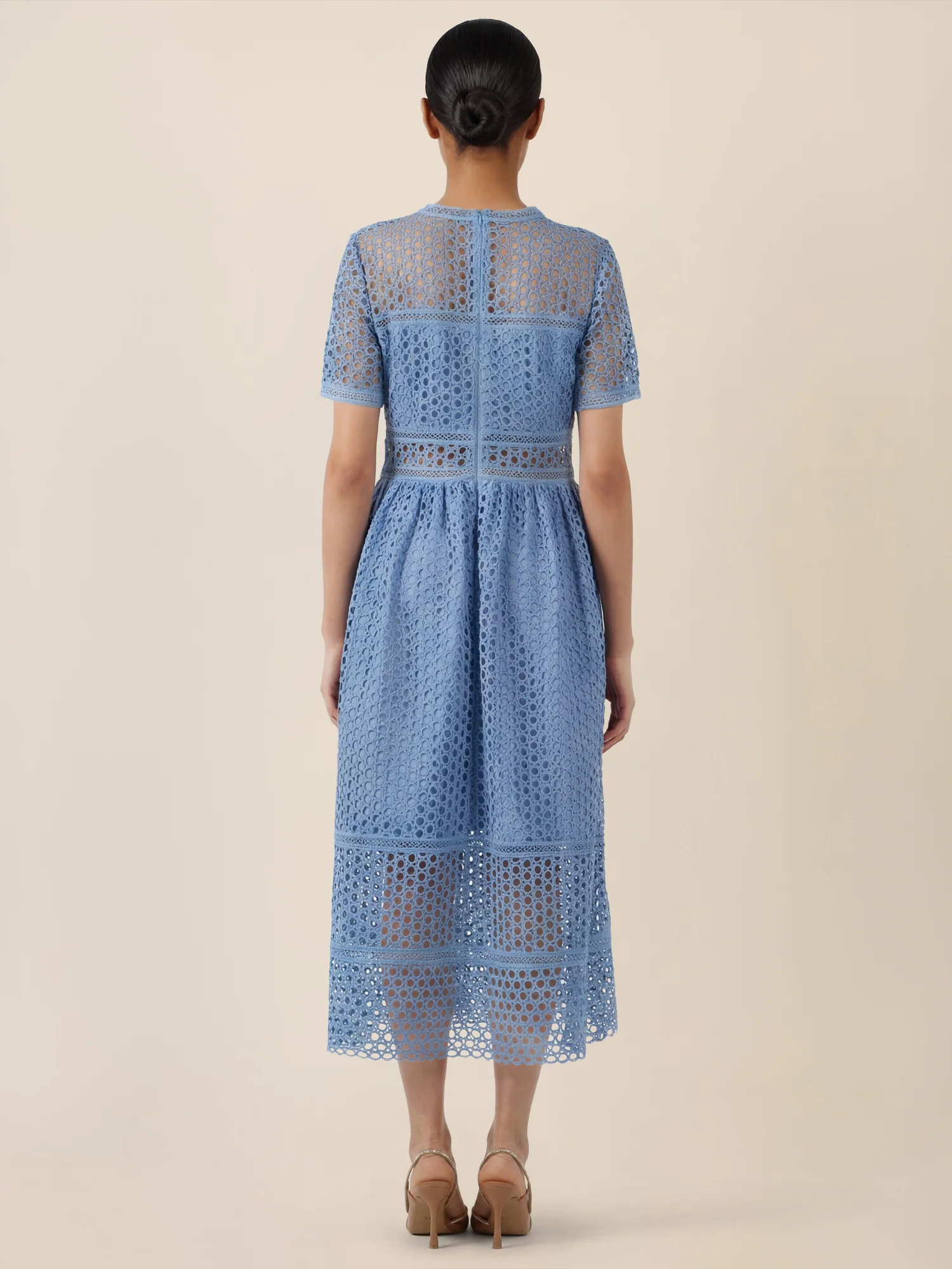APART Midikleid mit Häkelspitze und Transparenz | rauchblau - Image 2