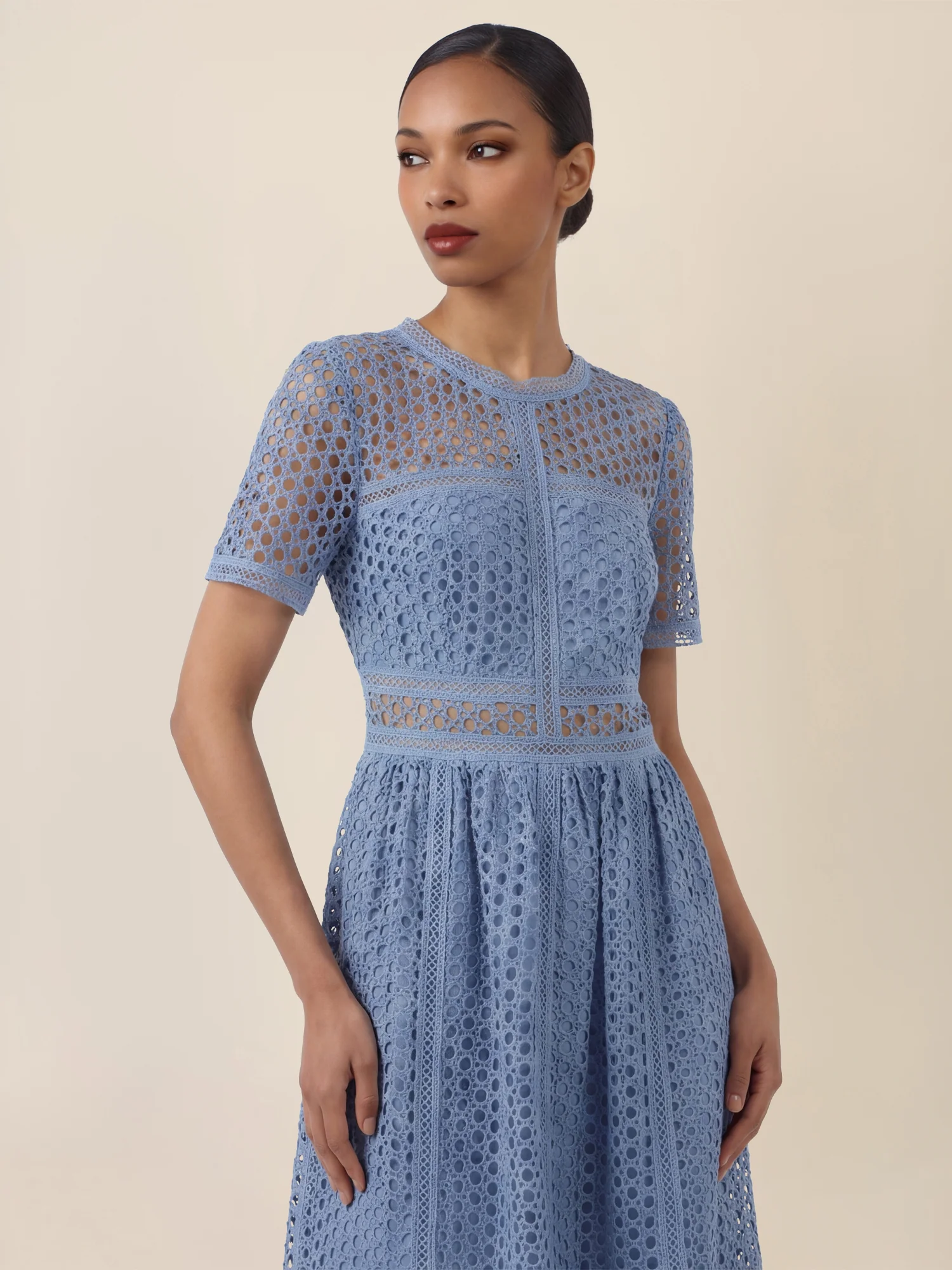 APART Midikleid mit Häkelspitze und Transparenz | rauchblau - Image 4