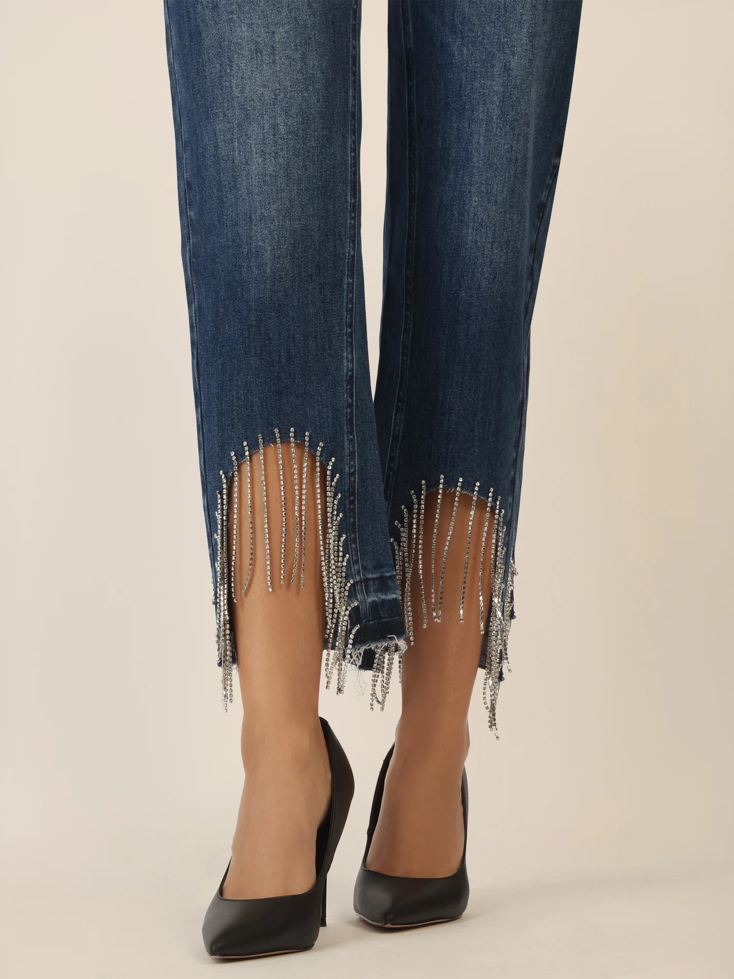 APART Mom Jeans mit Kristallsteinen mit Kristallstein Fransen am Saum | mittelblau - Image 5