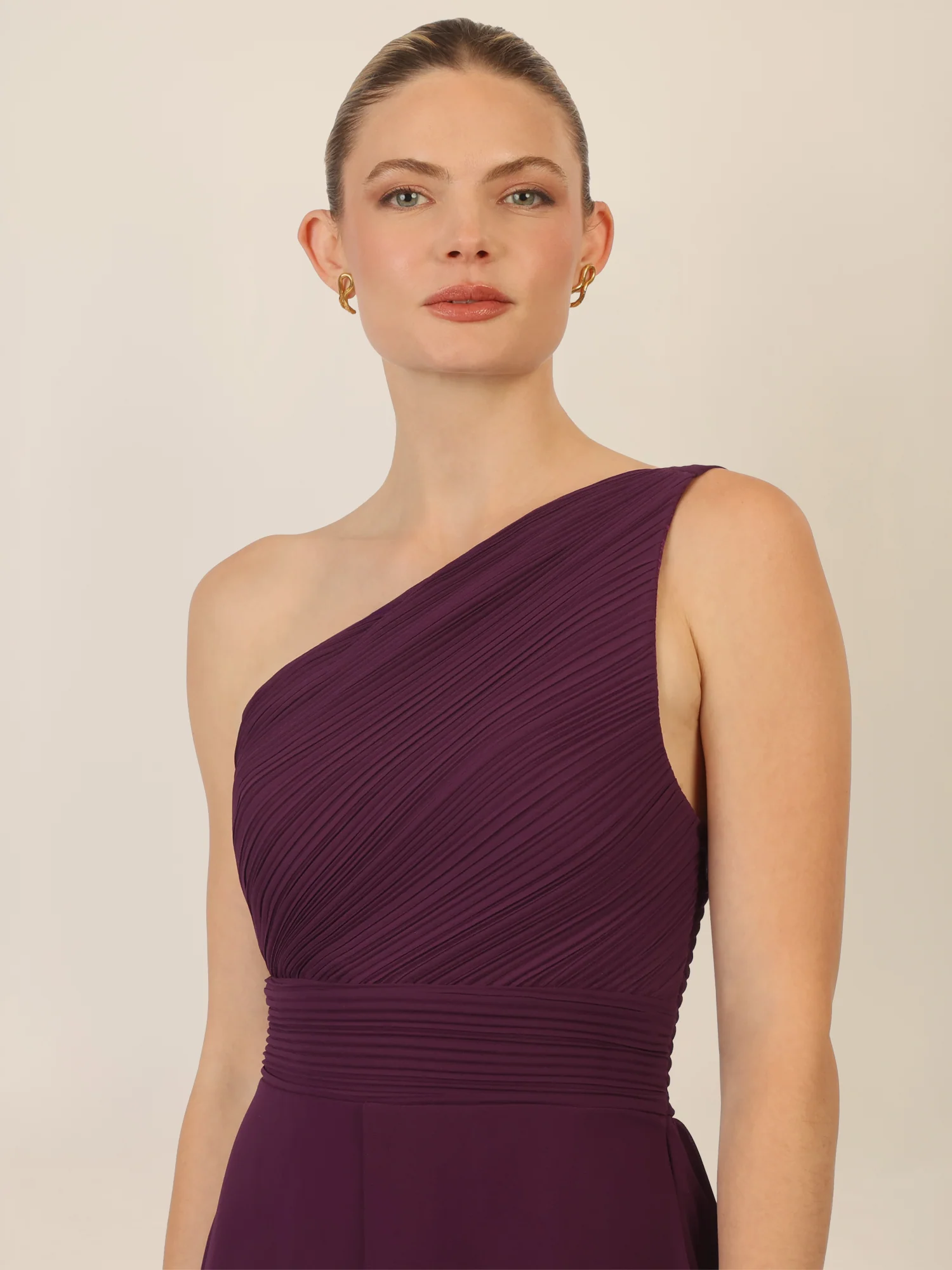 APART One-Shoulder Abendkleid mit Plisseedetail | dunkel lila - Image 4