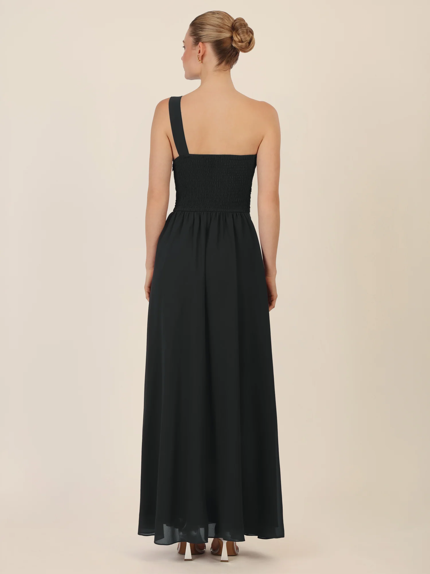 APART One-Shoulder Abendkleid mit Plisseedetail | schwarz - Image 2
