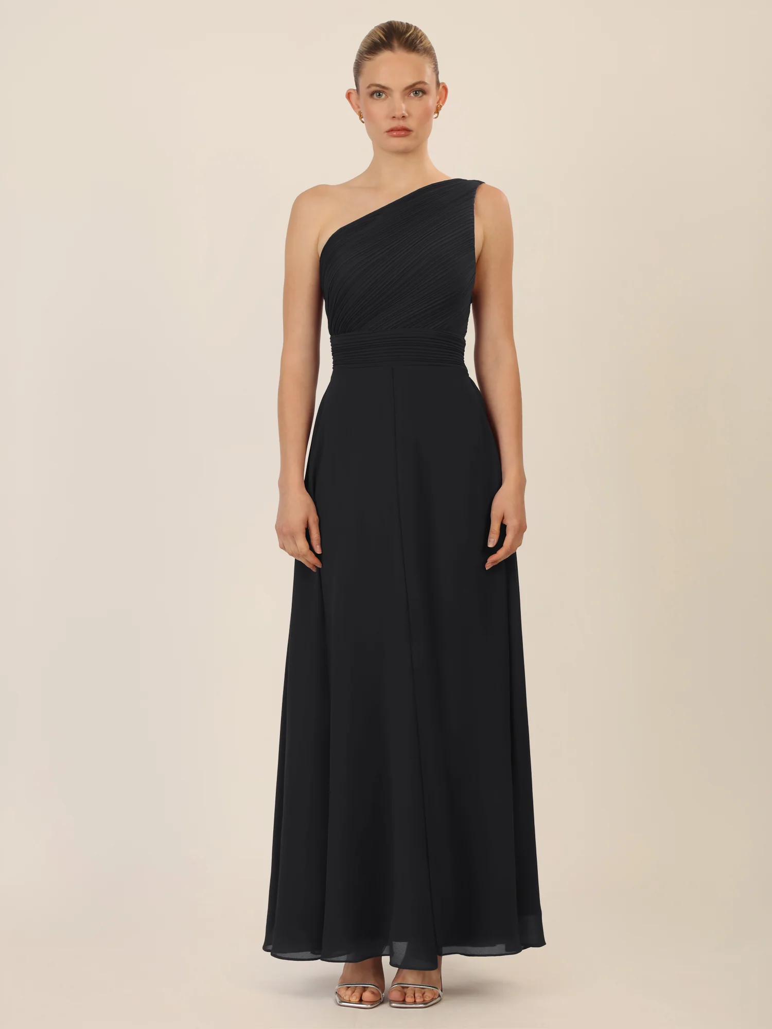 APART One-Shoulder Abendkleid mit Plisseedetail | schwarz - Image 5