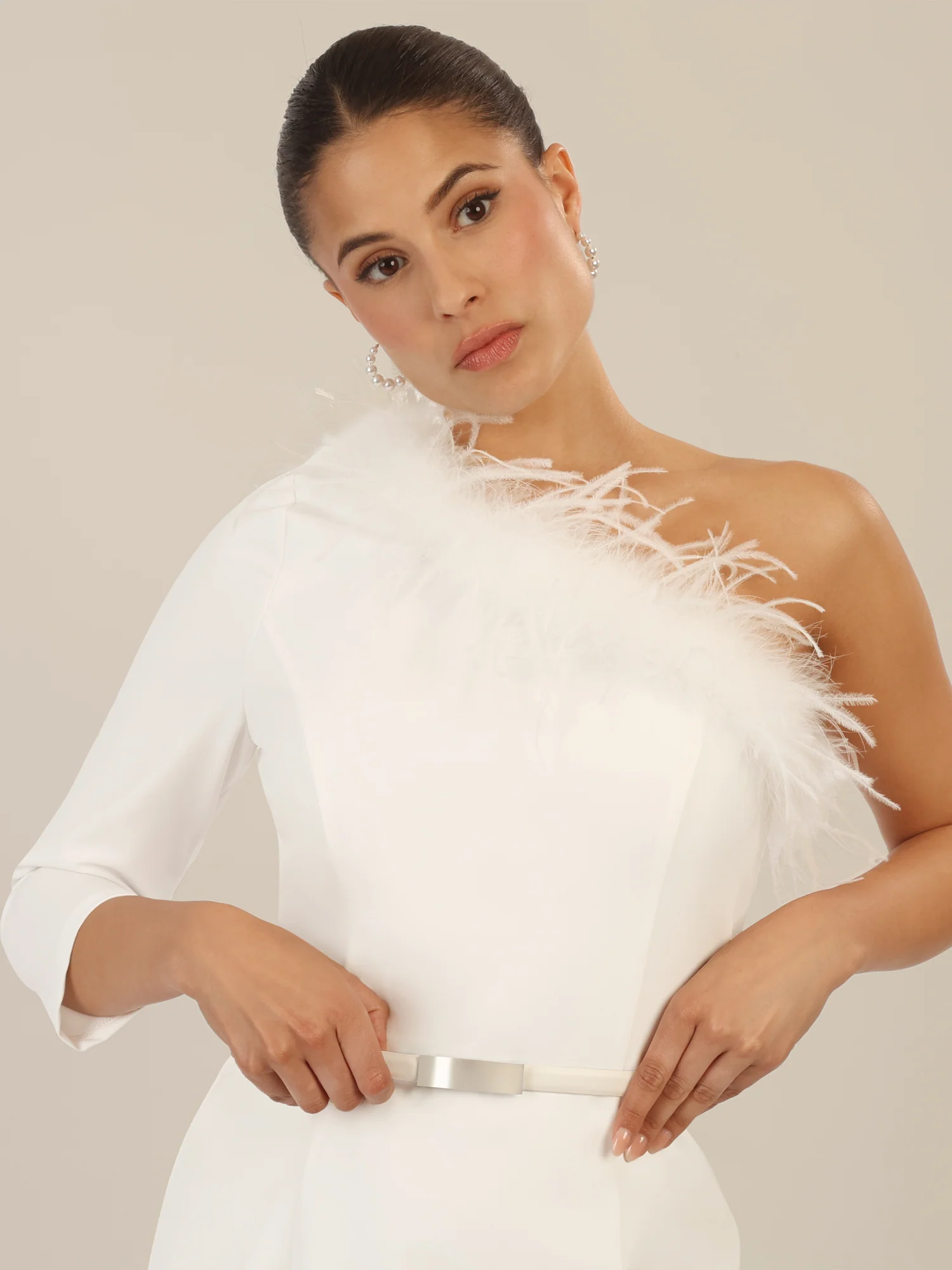 APART One-Shoulder Cocktailkleid mit Federbesatz | creme - Image 4