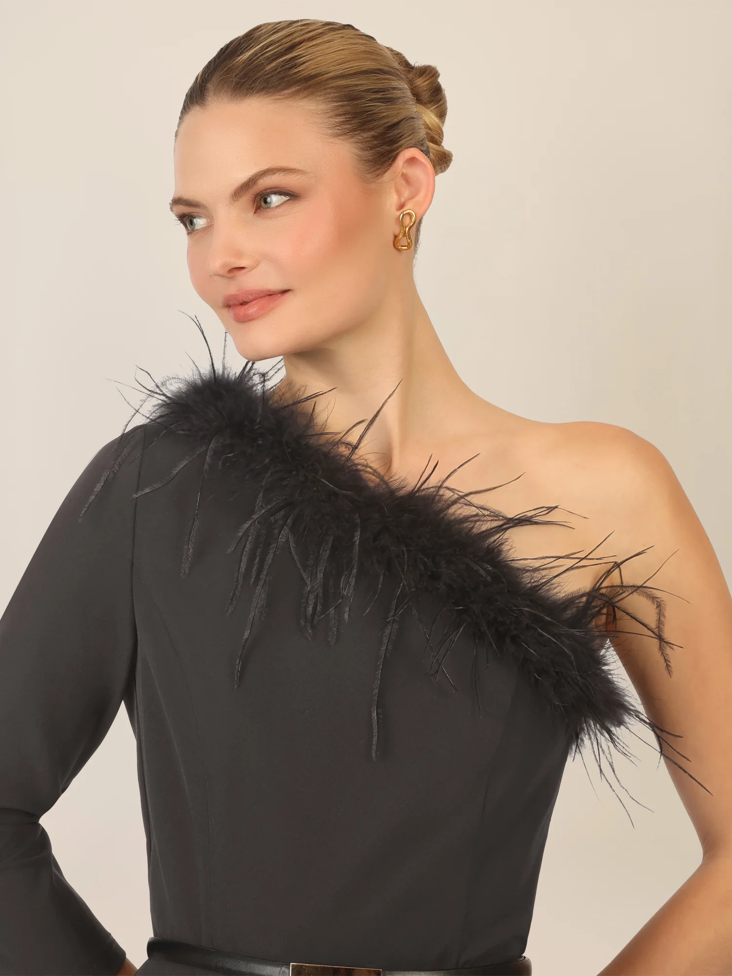 APART One-Shoulder Cocktailkleid mit Federbesatz | schwarz - Image 4
